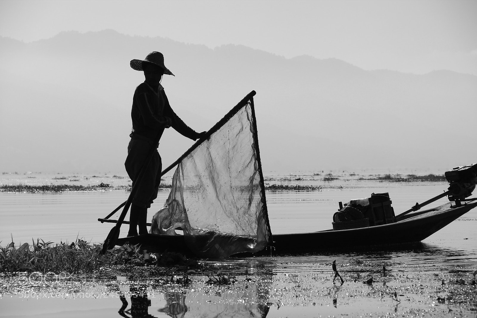 Canon EOS 600D (Rebel EOS T3i / EOS Kiss X5) sample photo. Fisherman on inle lake photography