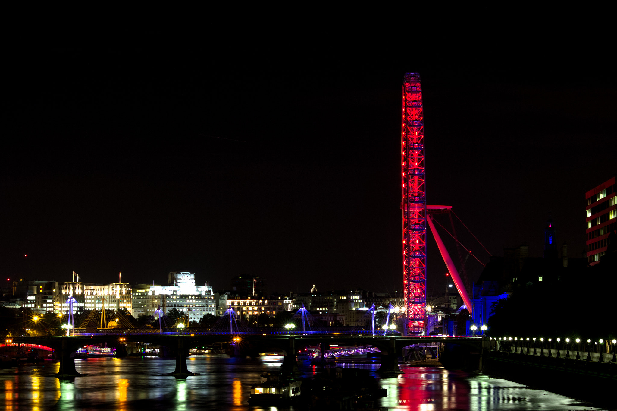 Canon EOS 600D (Rebel EOS T3i / EOS Kiss X5) + Sigma 70-300mm F4-5.6 APO DG Macro sample photo. London eye at night photography