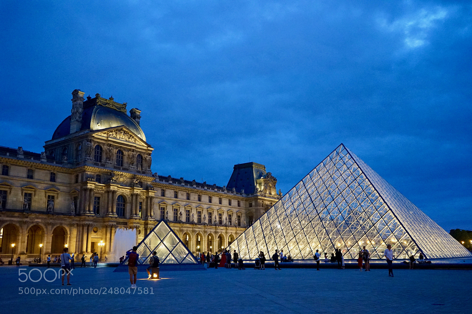 Sony a7 II sample photo. Louvre pyramid photography