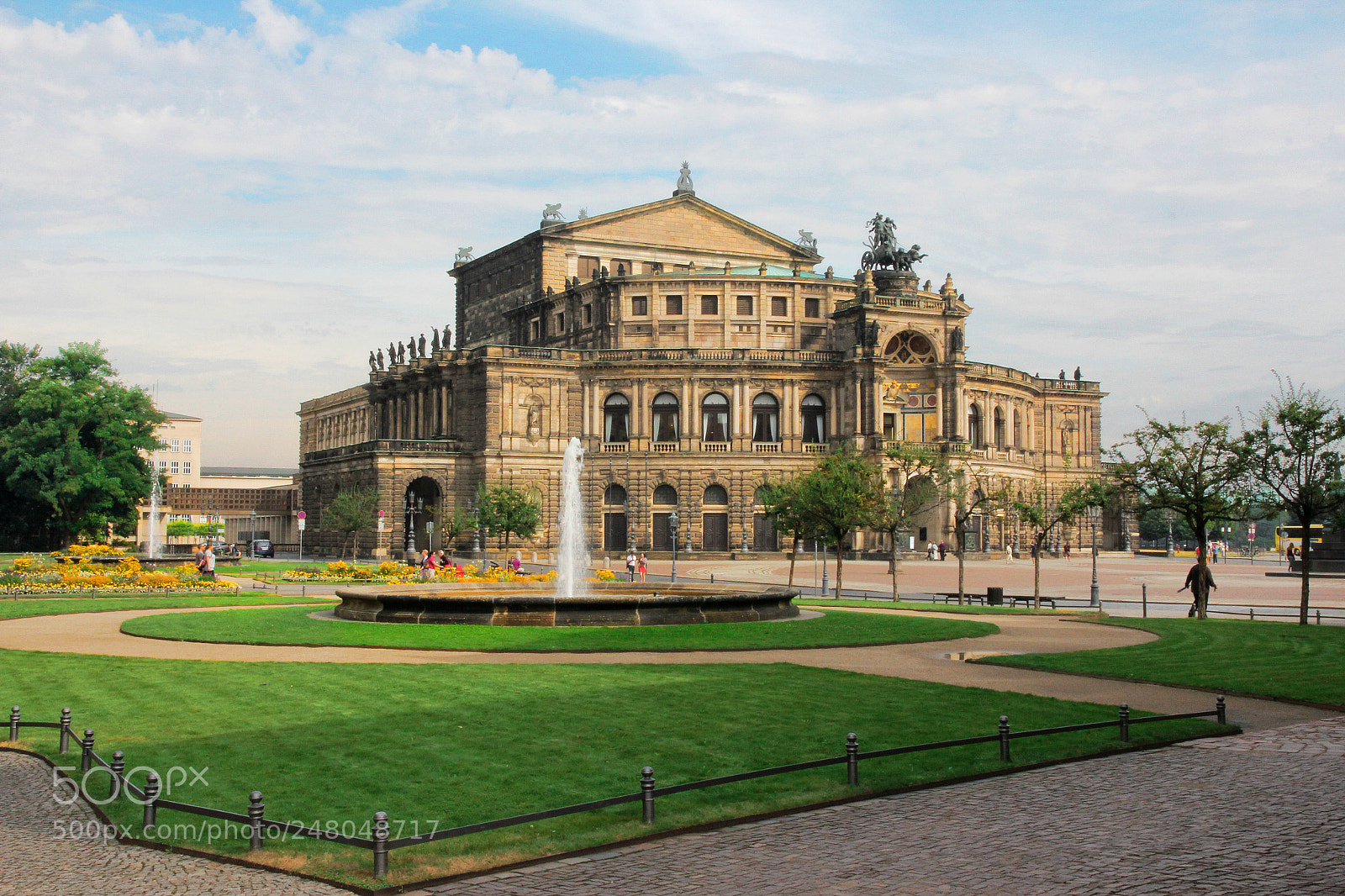 Canon EOS 550D (EOS Rebel T2i / EOS Kiss X4) sample photo. Semperoper photography