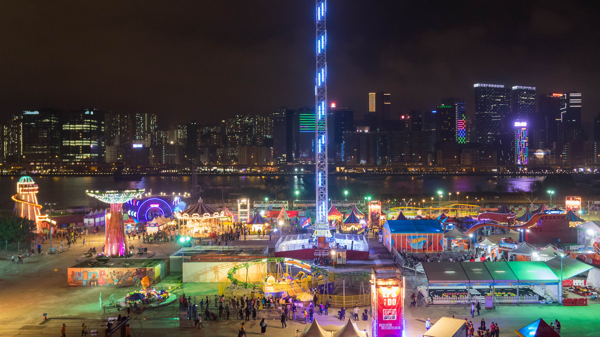Sony Cyber-shot DSC-RX10 II sample photo. Amusement park at night photography