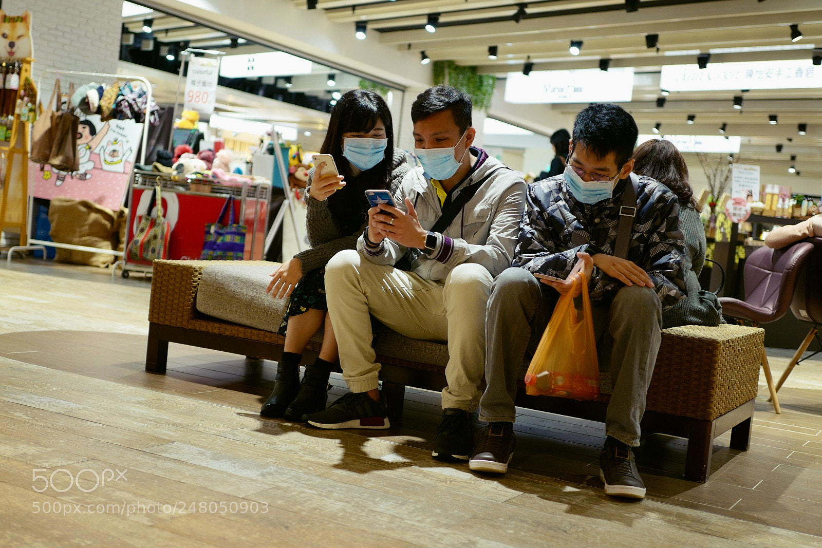 Leica Q (Typ 116) sample photo. 組隊滑手機 photography