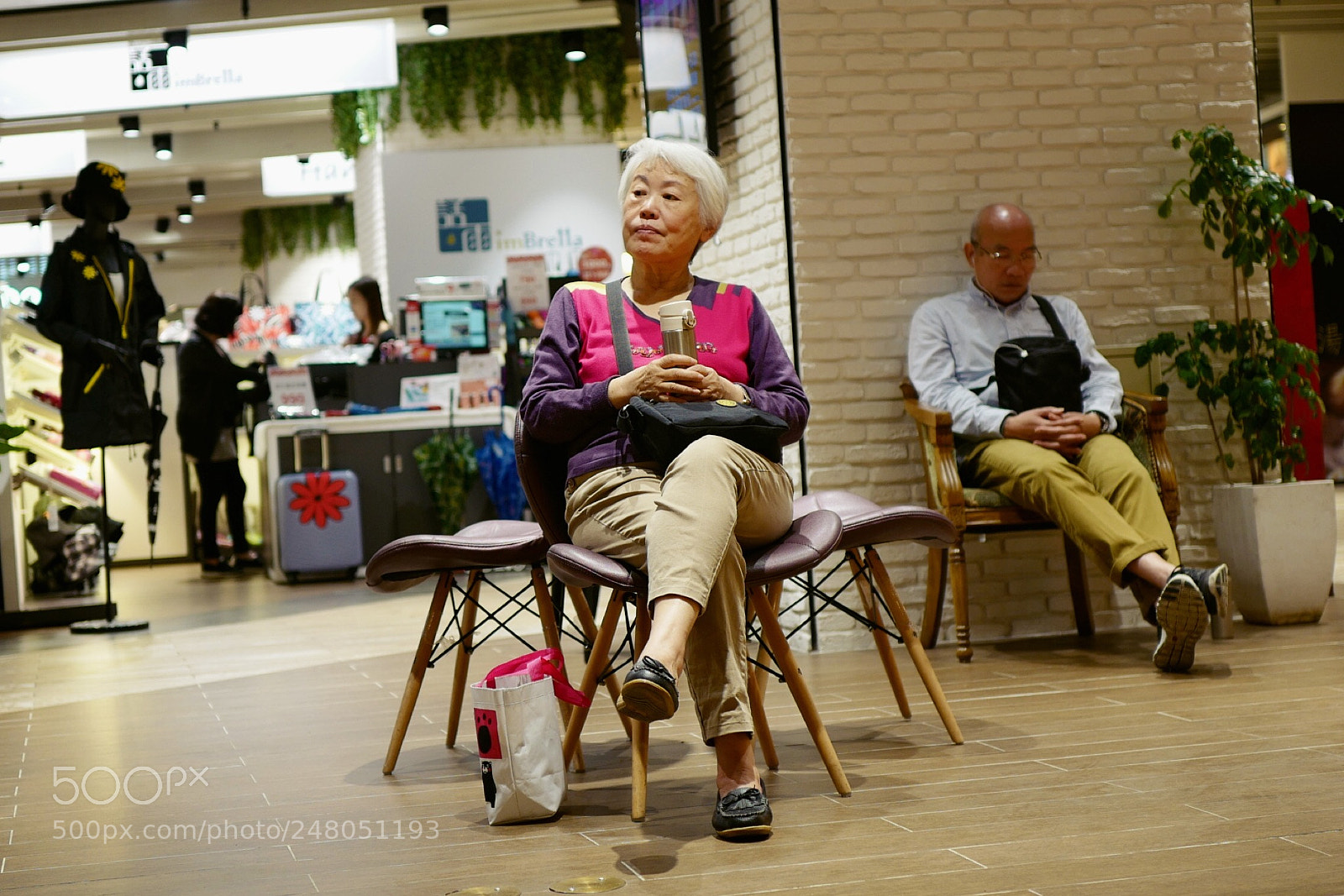 Leica Q (Typ 116) sample photo. 疲憊逛街後的小憩 photography