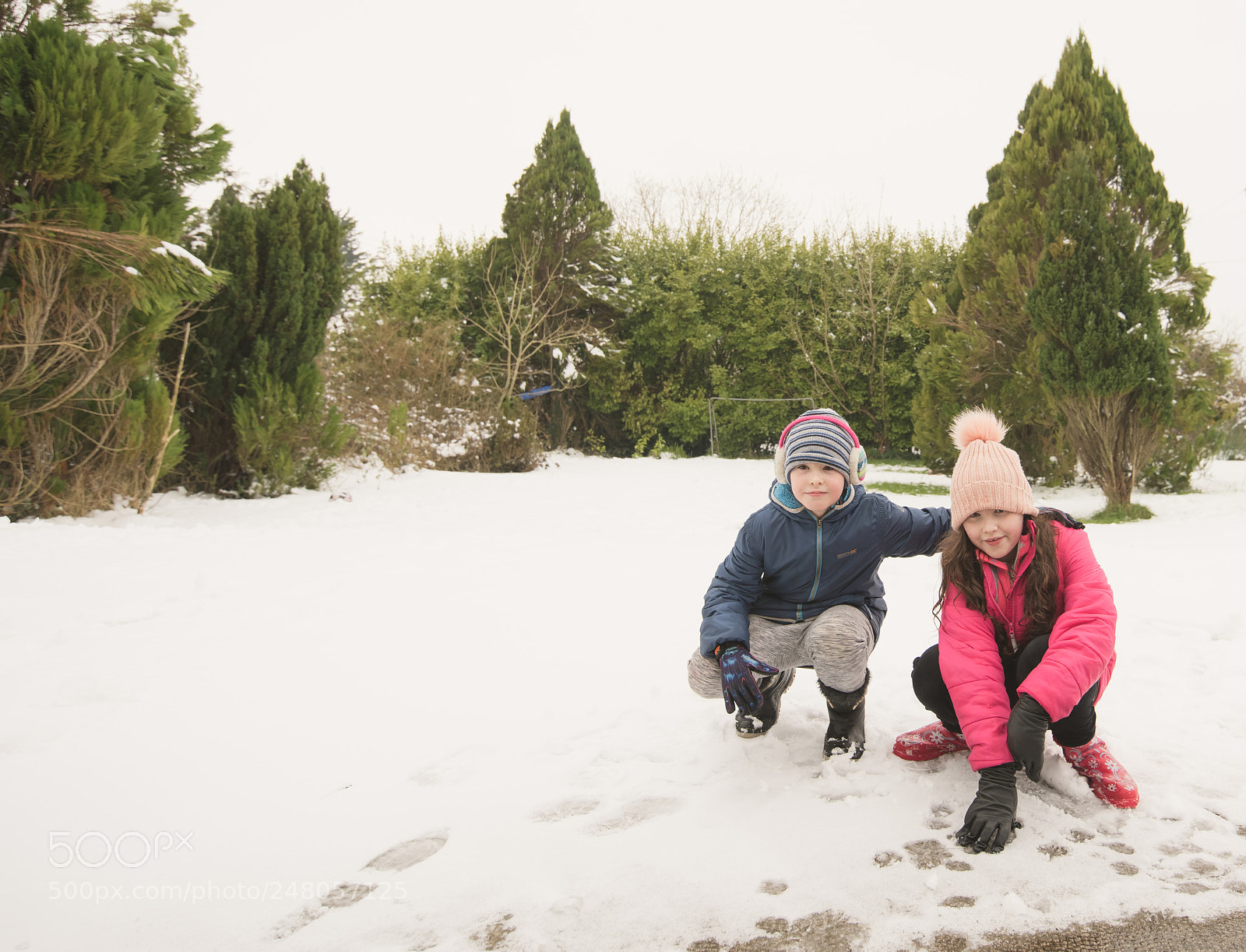 Nikon D810 sample photo. Kids kneeling down photography