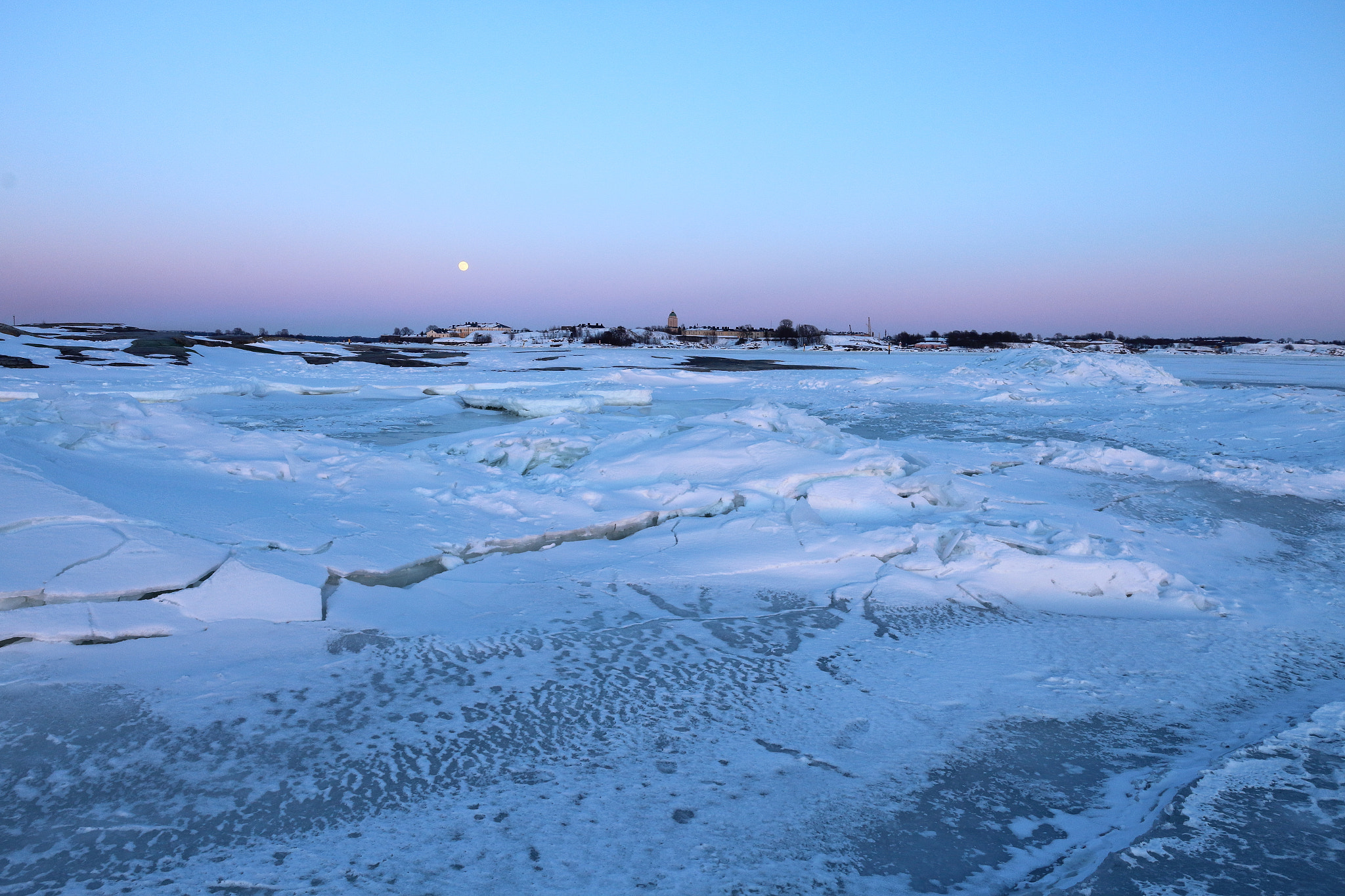 Canon EOS 1200D (EOS Rebel T5 / EOS Kiss X70 / EOS Hi) sample photo. Frozen sea sunset photography