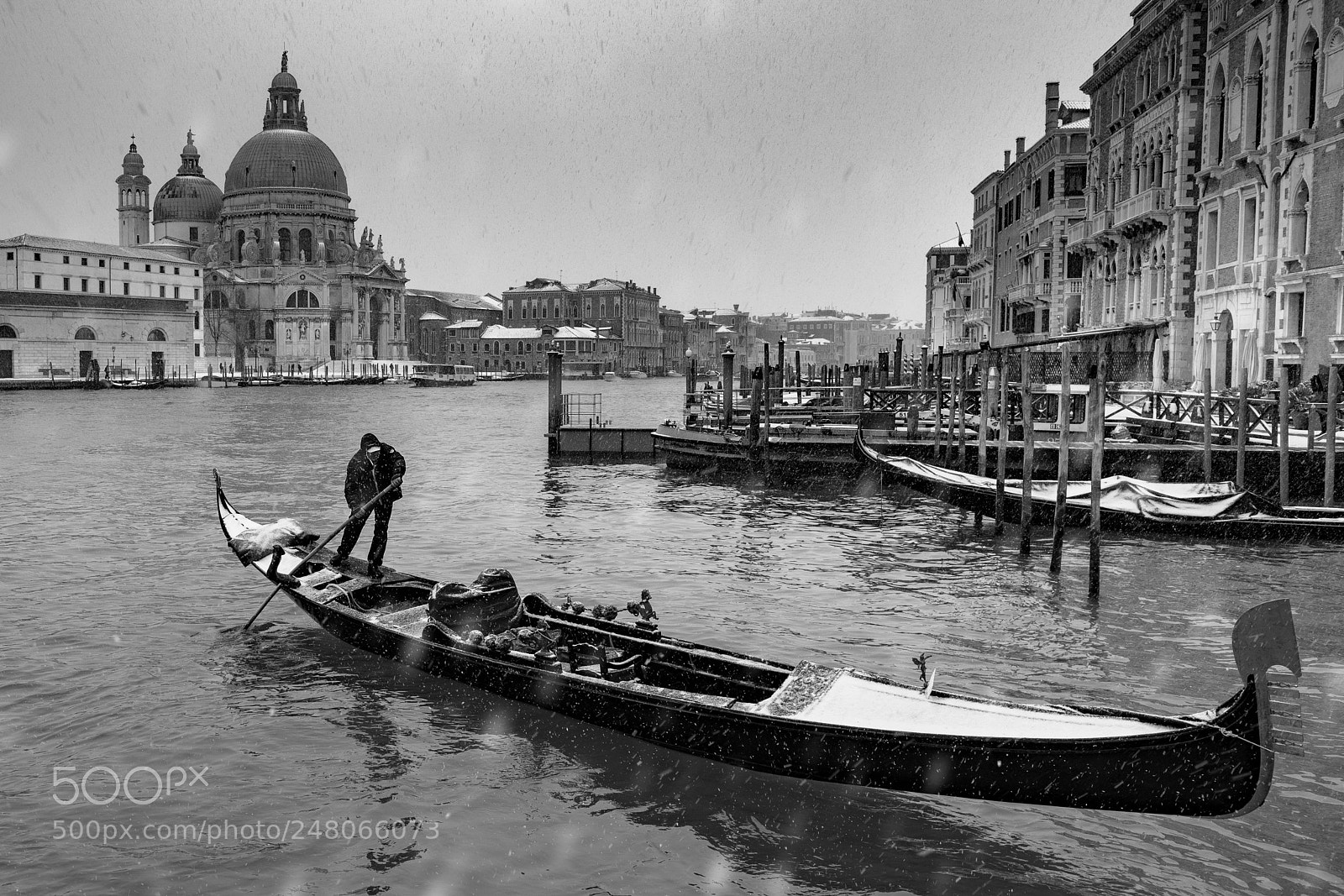 Sony a7R II sample photo. Manoeuvring a gondola in photography
