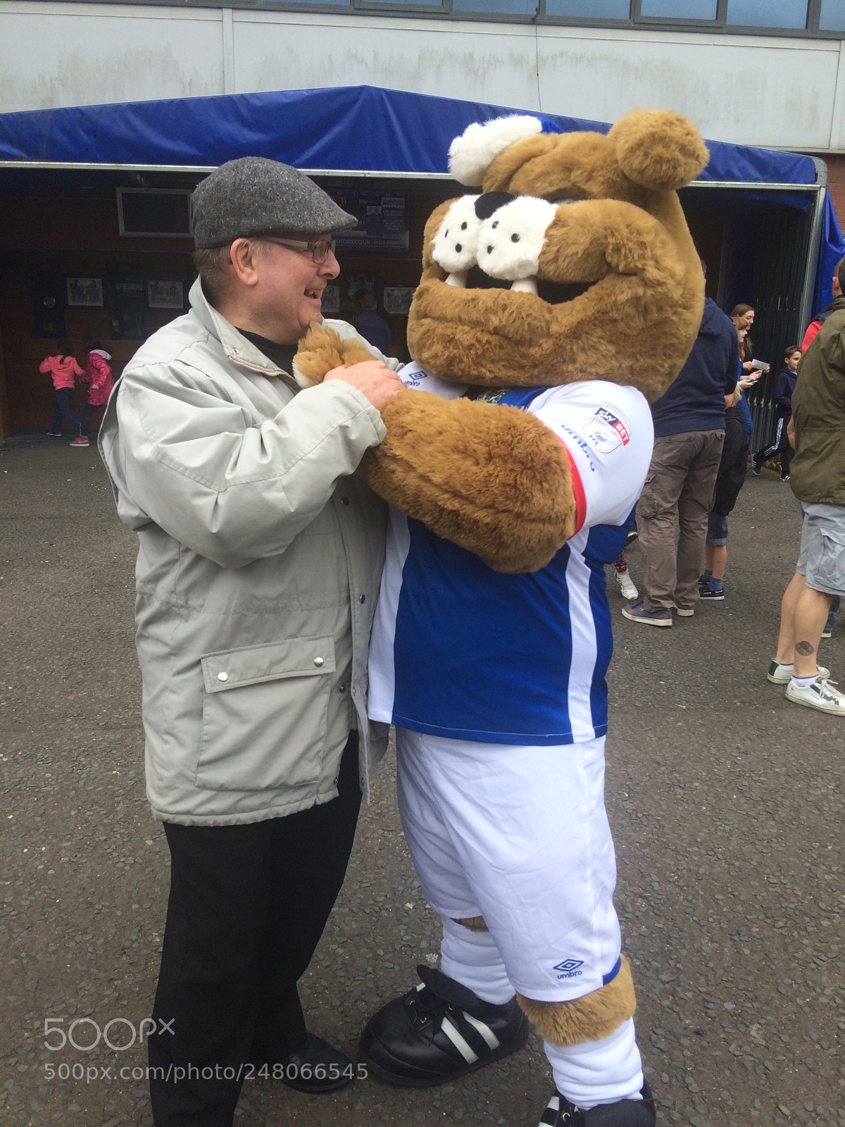 Apple iPhone 5s sample photo. Meeting the mascot photography