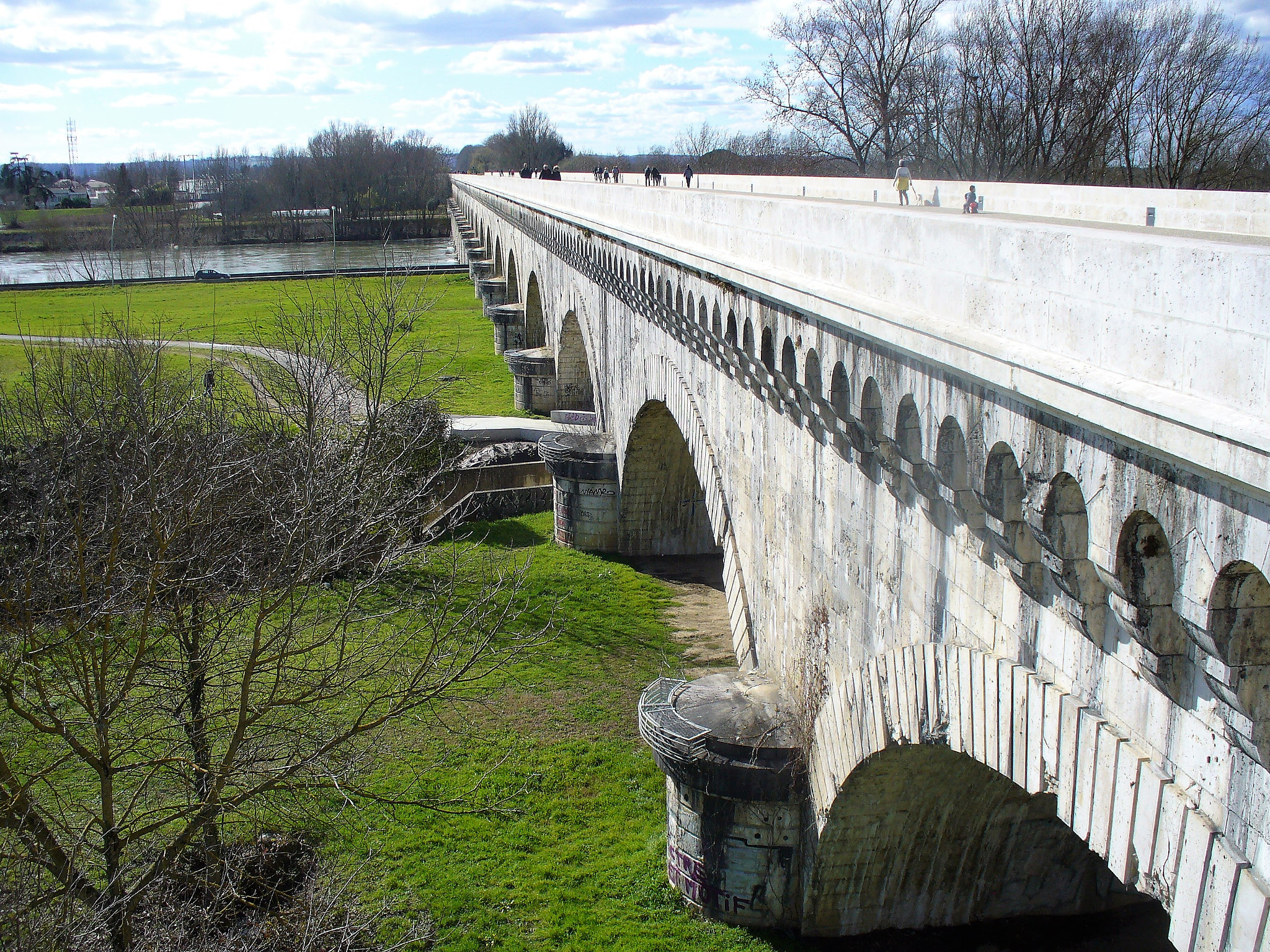 Panasonic DMC-LZ5 sample photo. Pont-canal et la garonne à agen (france) photography