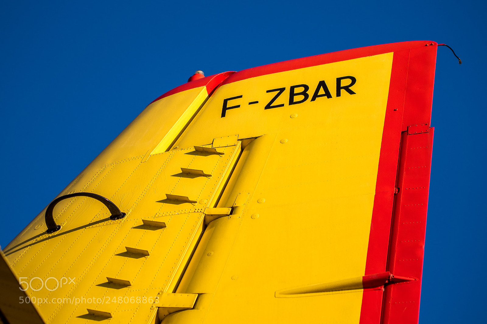 Olympus PEN E-PL7 sample photo. Yellow, red and blue photography