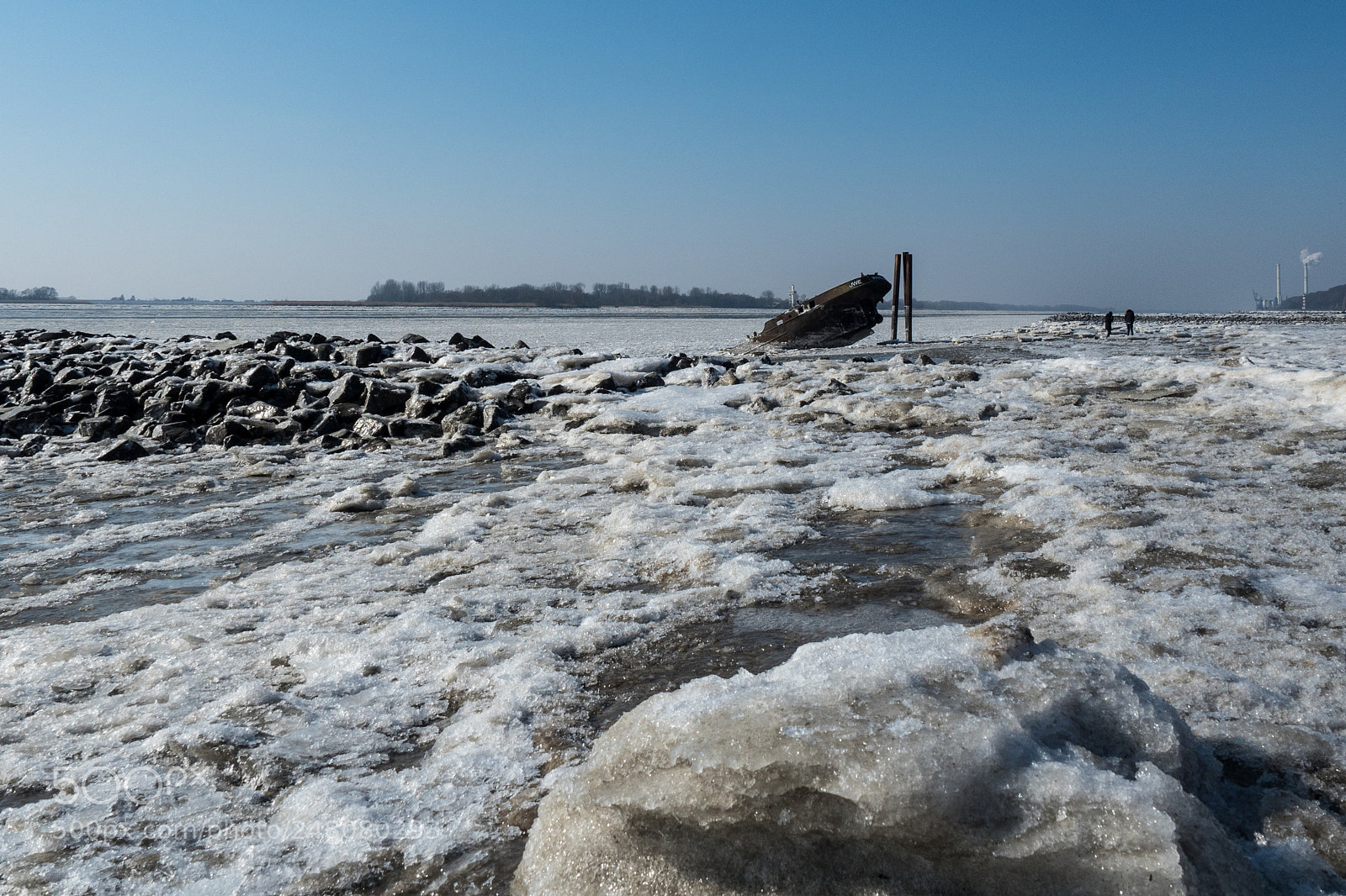 Olympus OM-D E-M5 II sample photo. Shipwrecked in winter photography