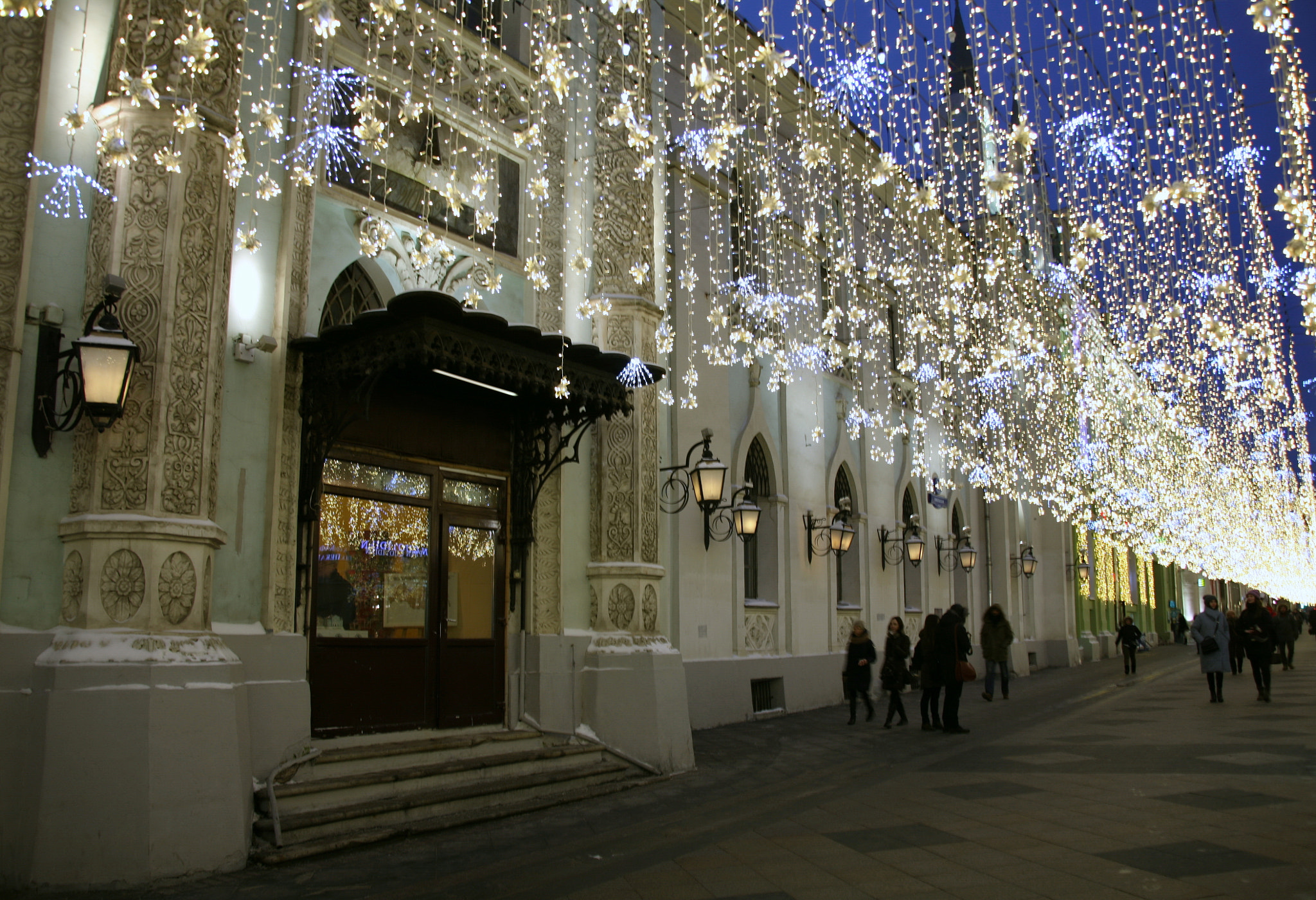 Canon EOS 5D + Canon EF 28-135mm F3.5-5.6 IS USM sample photo. Evening lights on nikolskaya street. photography