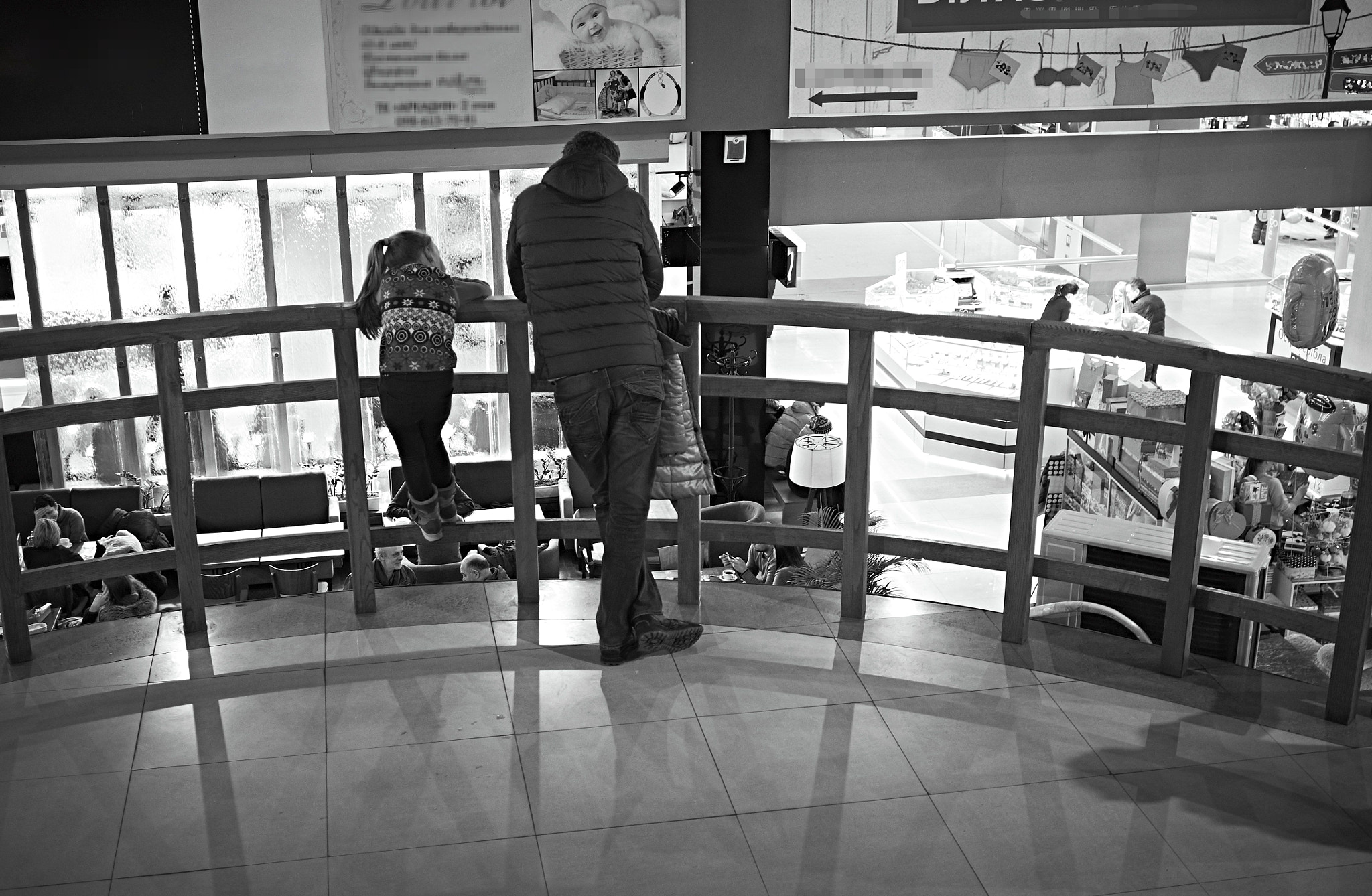 Fujifilm X-M1 + Fujifilm XF 27mm F2.8 sample photo. Observing shoppers photography