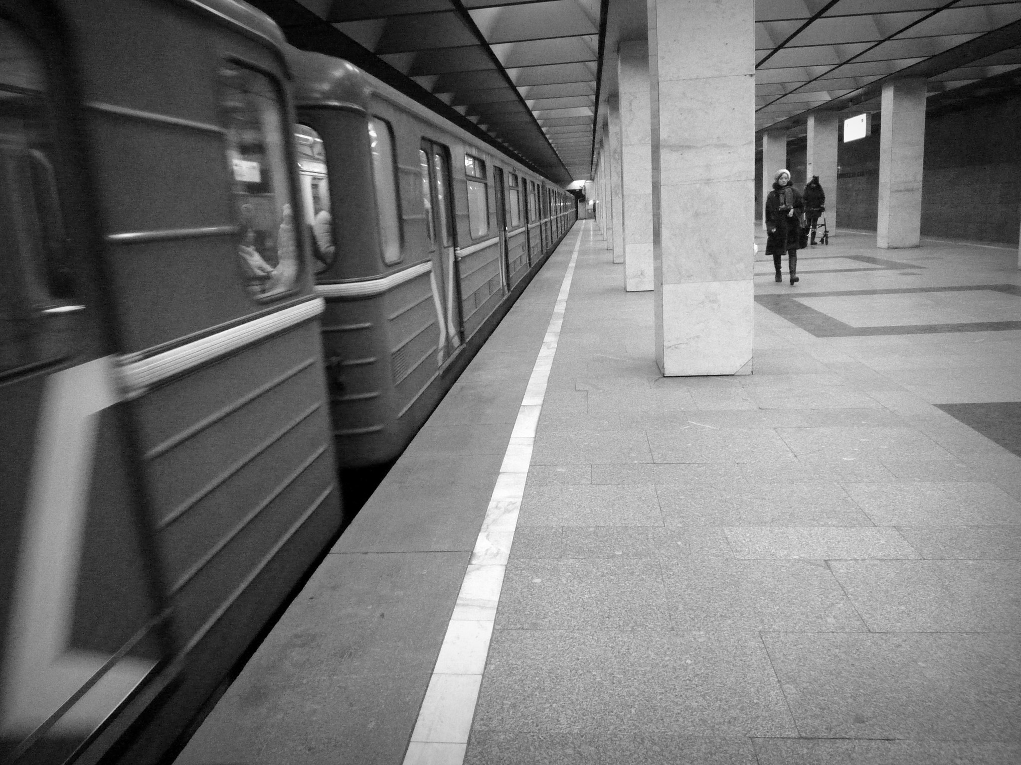 Panasonic DMC-FX500 sample photo. Moscow metro / subway . saturday. 5.30. p.m photography