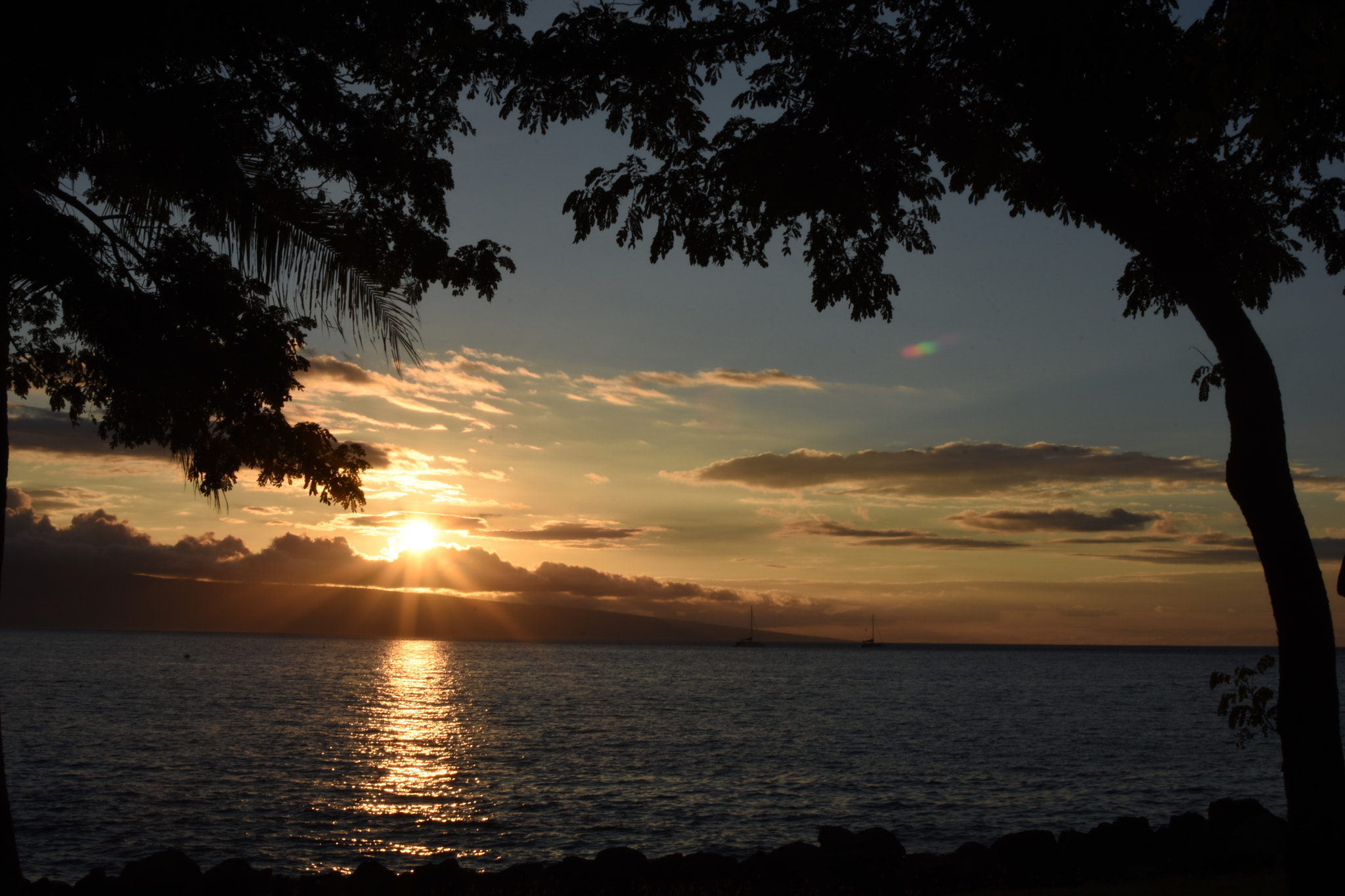 Nikon AF-S DX Nikkor 35mm F1.8G sample photo. Hawaiian sunset photography