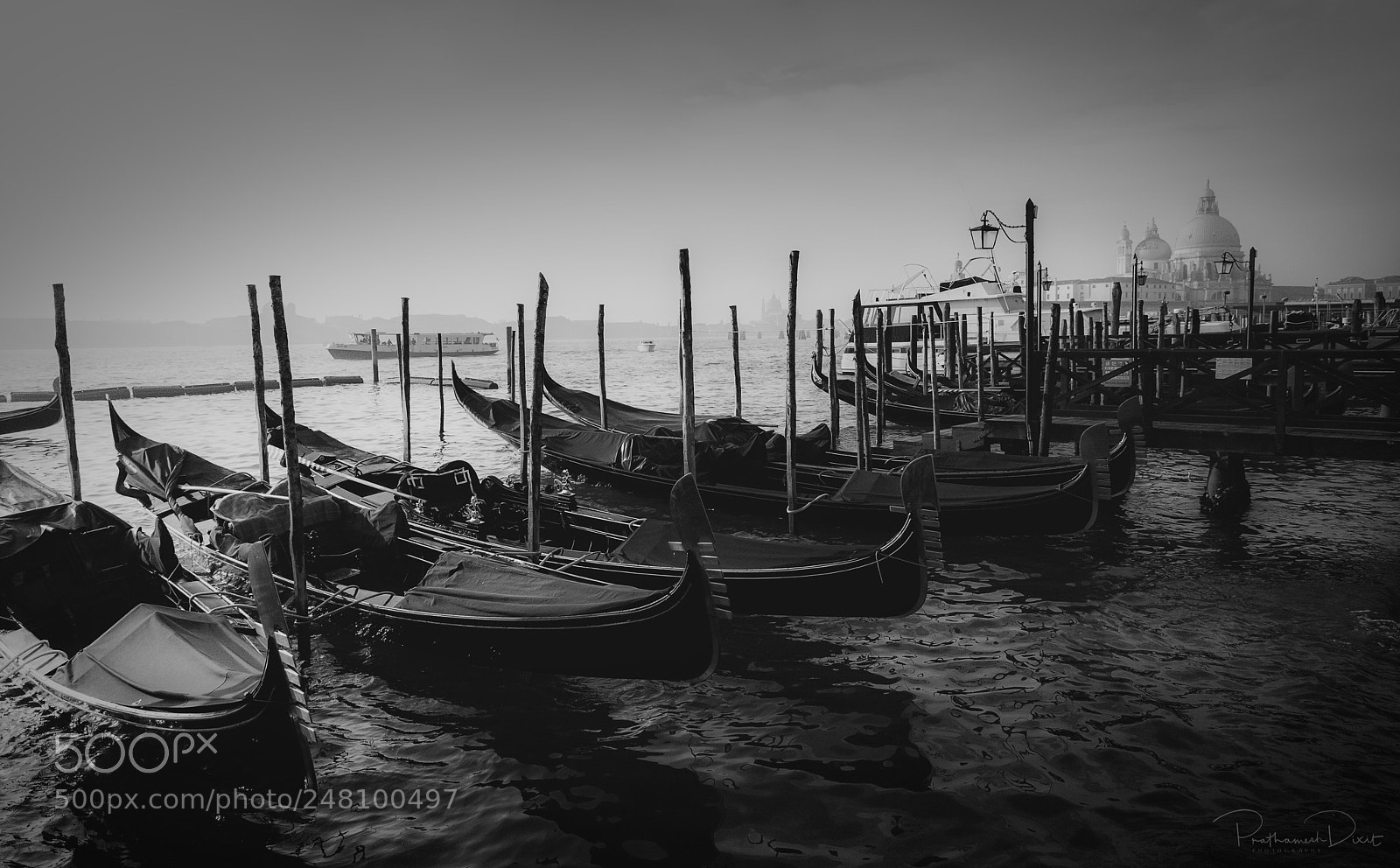 Canon EOS 5D Mark IV sample photo. Venice in black n photography