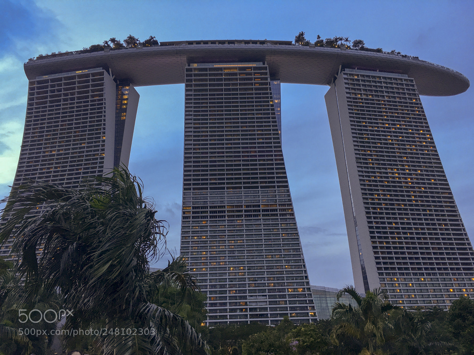 Apple iPhone SE sample photo. Marina bay sands hotel photography