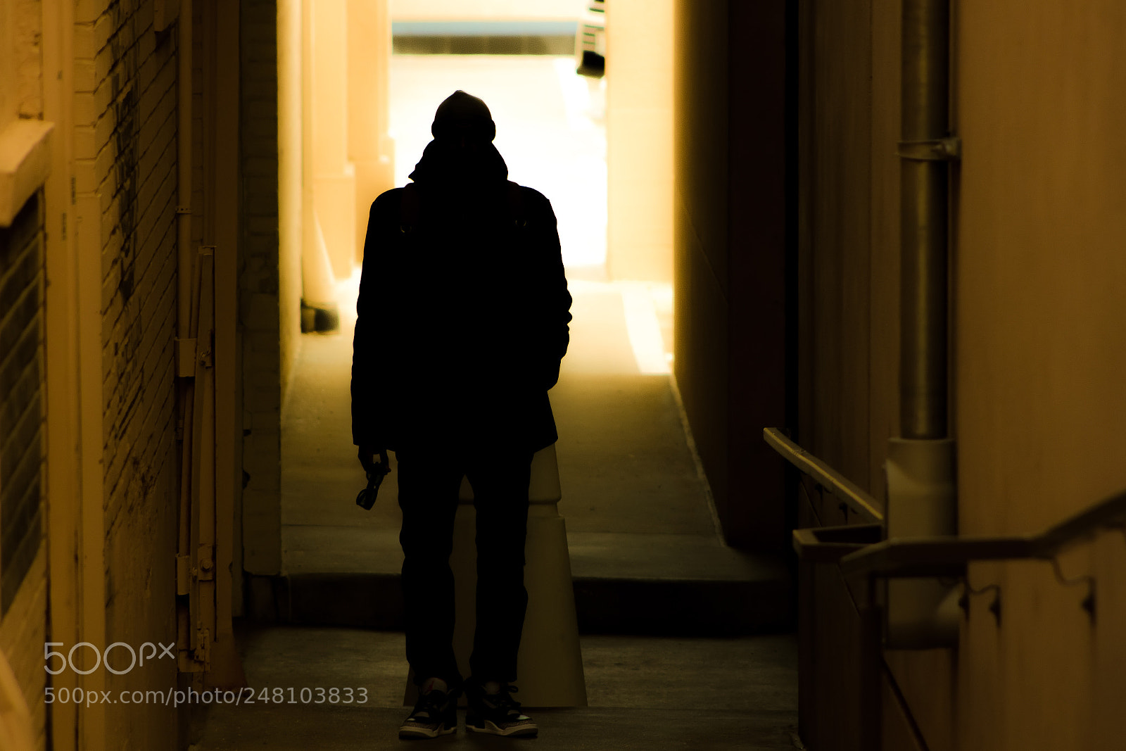 Canon EOS 550D (EOS Rebel T2i / EOS Kiss X4) sample photo. Man in an alley. photography
