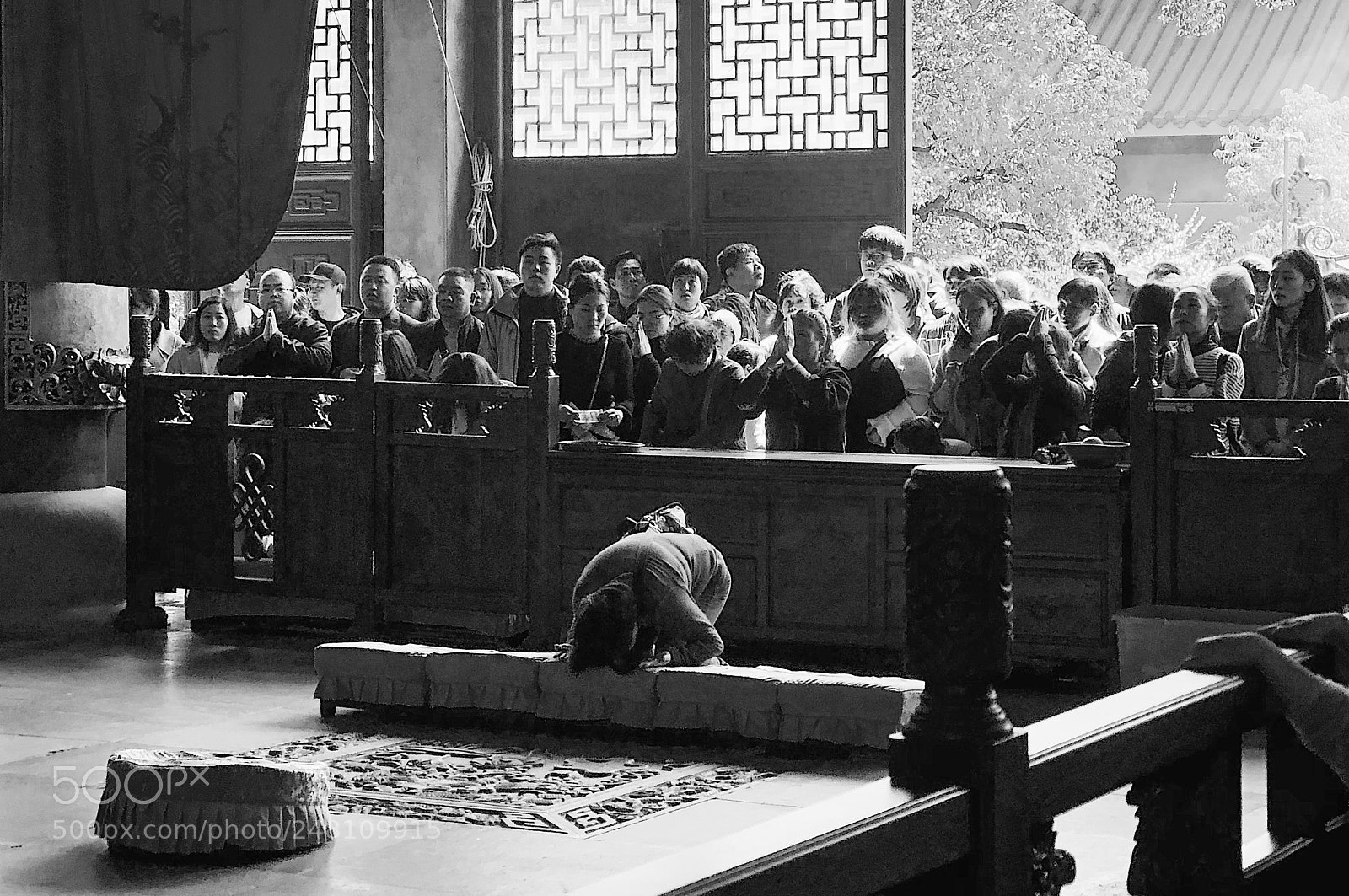 Apple iPhone X sample photo. Pilgrim in lingyin temple photography