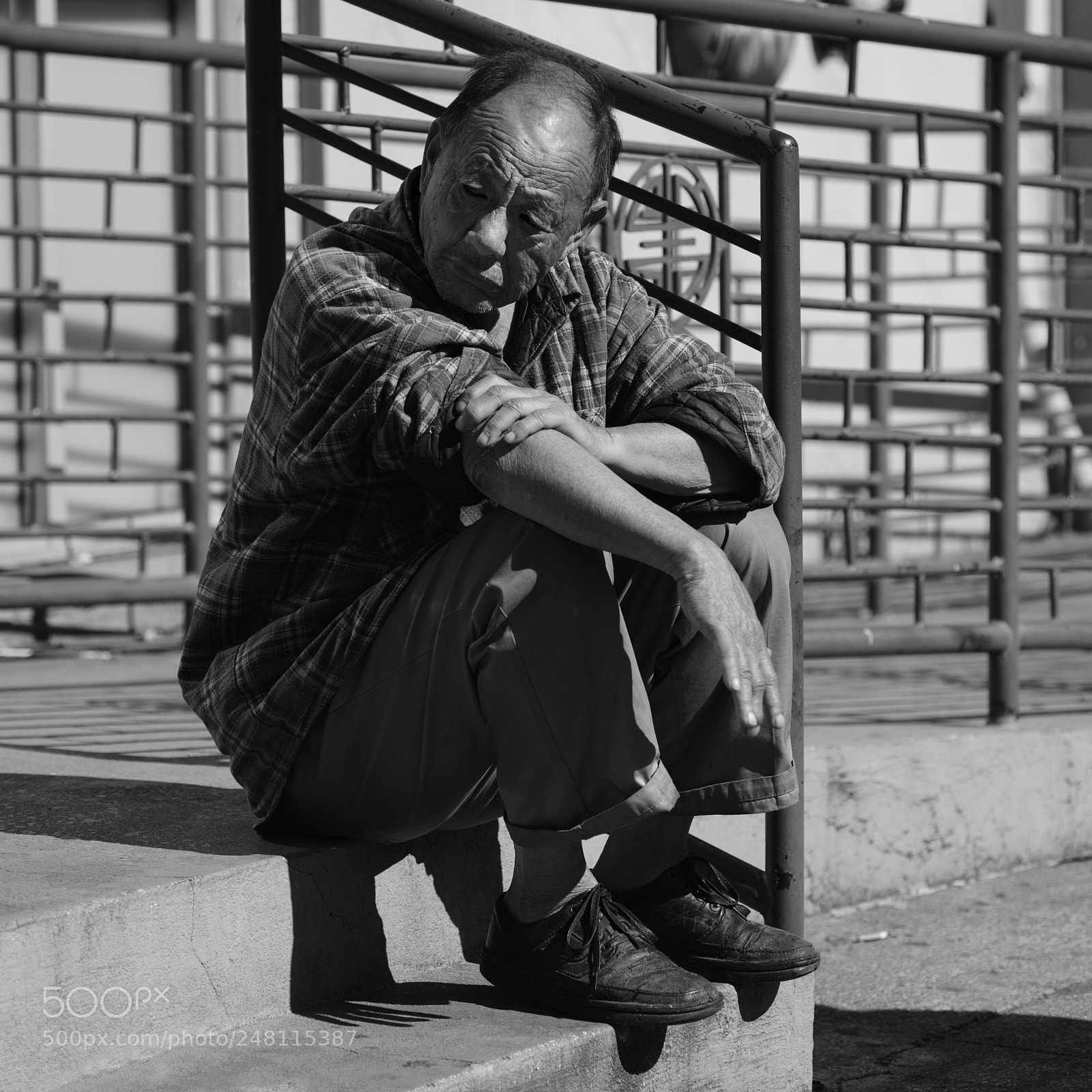 Nikon D850 sample photo. Old man sitting photography