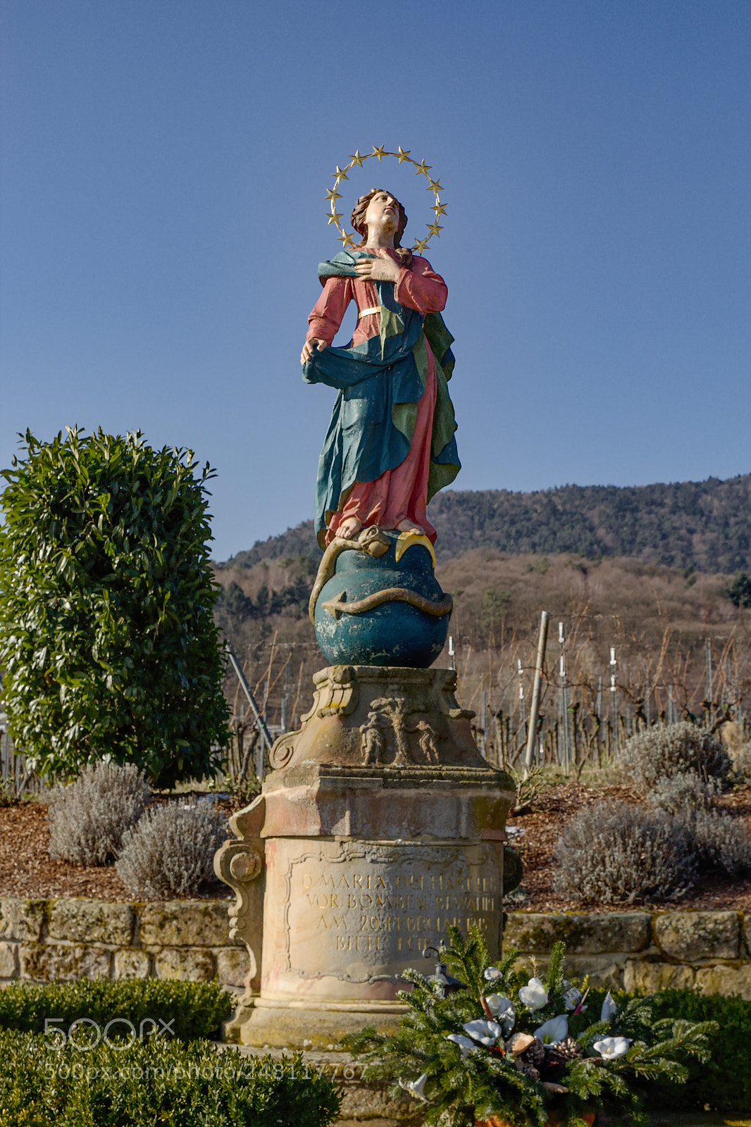 Canon EOS 600D (Rebel EOS T3i / EOS Kiss X5) sample photo. Madonna mit weltkugel photography