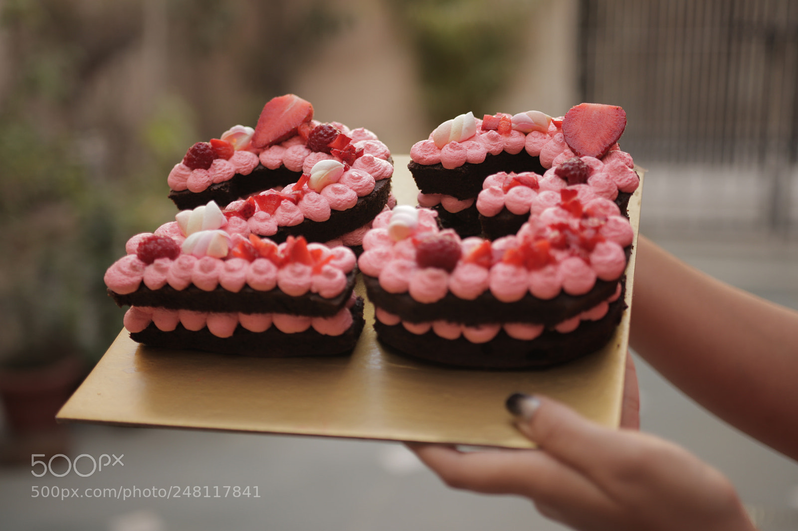 Canon EOS 200D (EOS Rebel SL2 / EOS Kiss X9) sample photo. Monogram cake photography