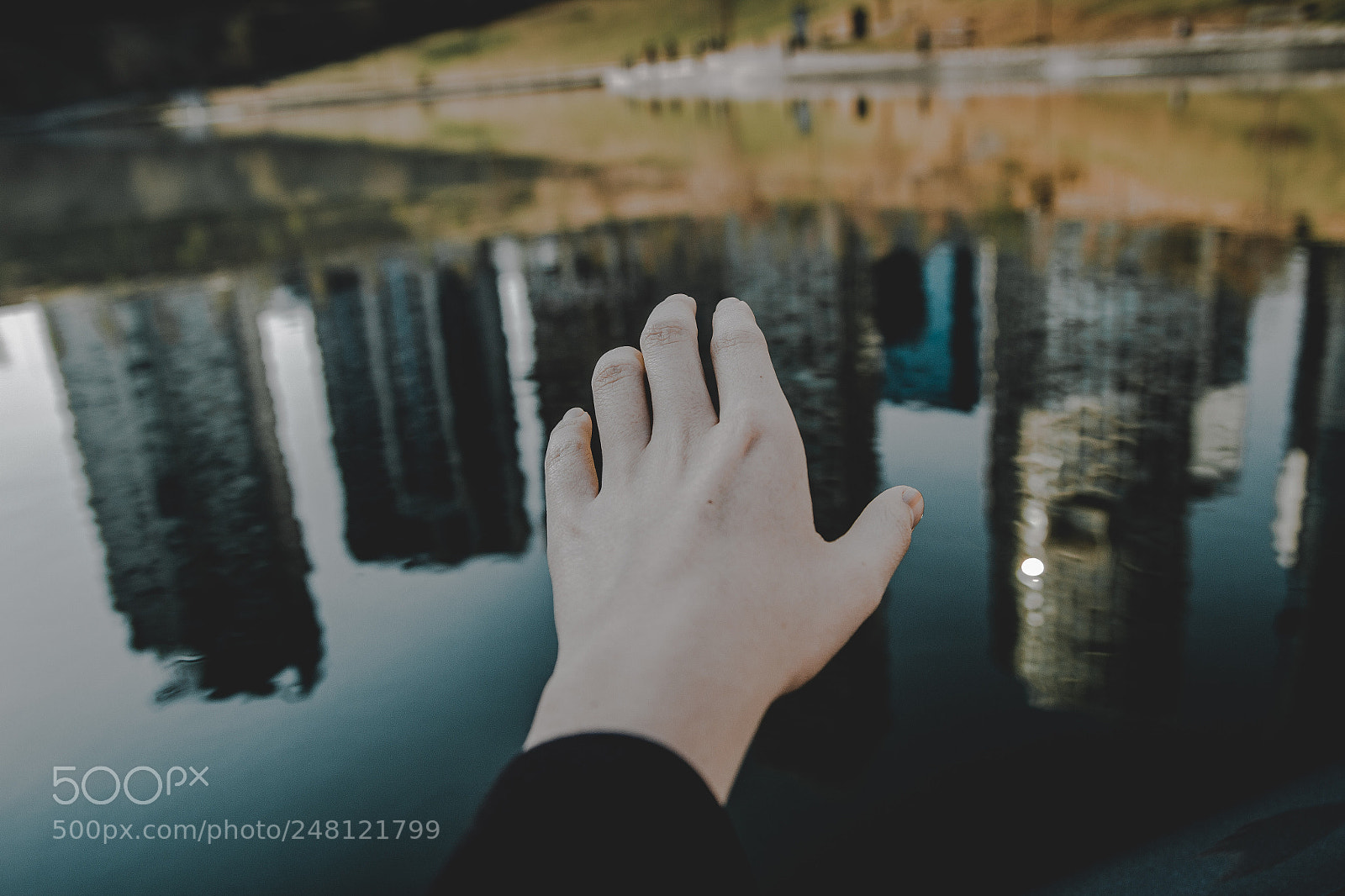 Canon EOS 600D (Rebel EOS T3i / EOS Kiss X5) sample photo. City hand photography