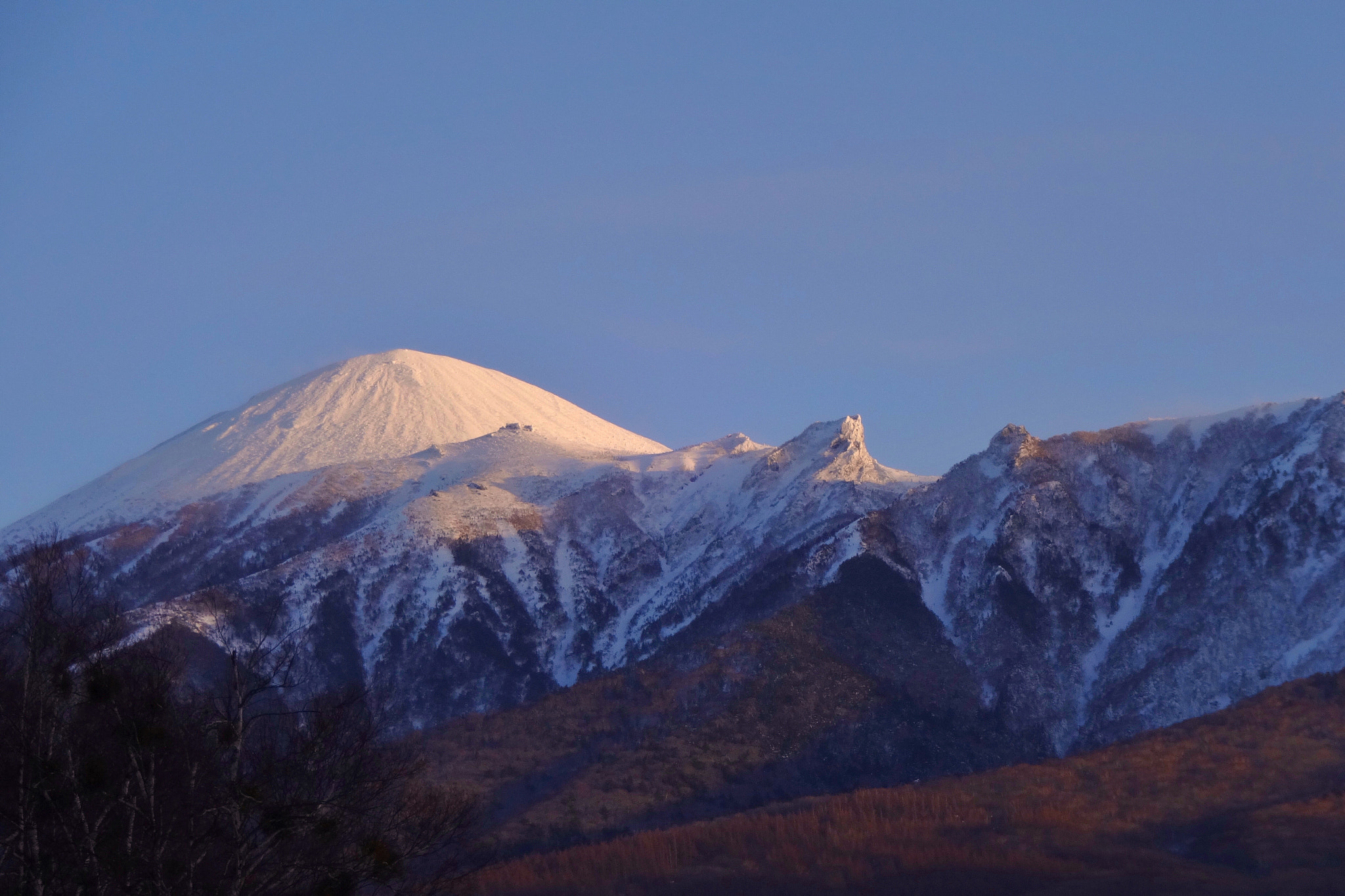 Sony DSC-WX200 sample photo. 岩手山の雪日暮れ photography