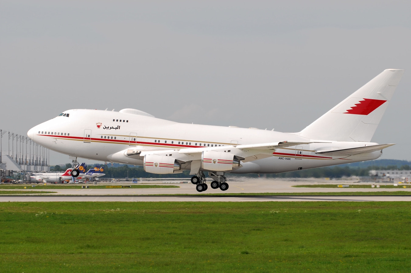 Sigma APO 100-300mm F4 EX IF HSM sample photo. Bahrein royal flight boeing 747sp photography