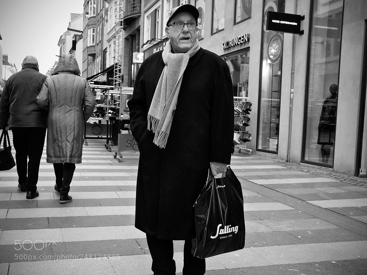 Fujifilm X-Pro2 sample photo. Pondering shopper photography
