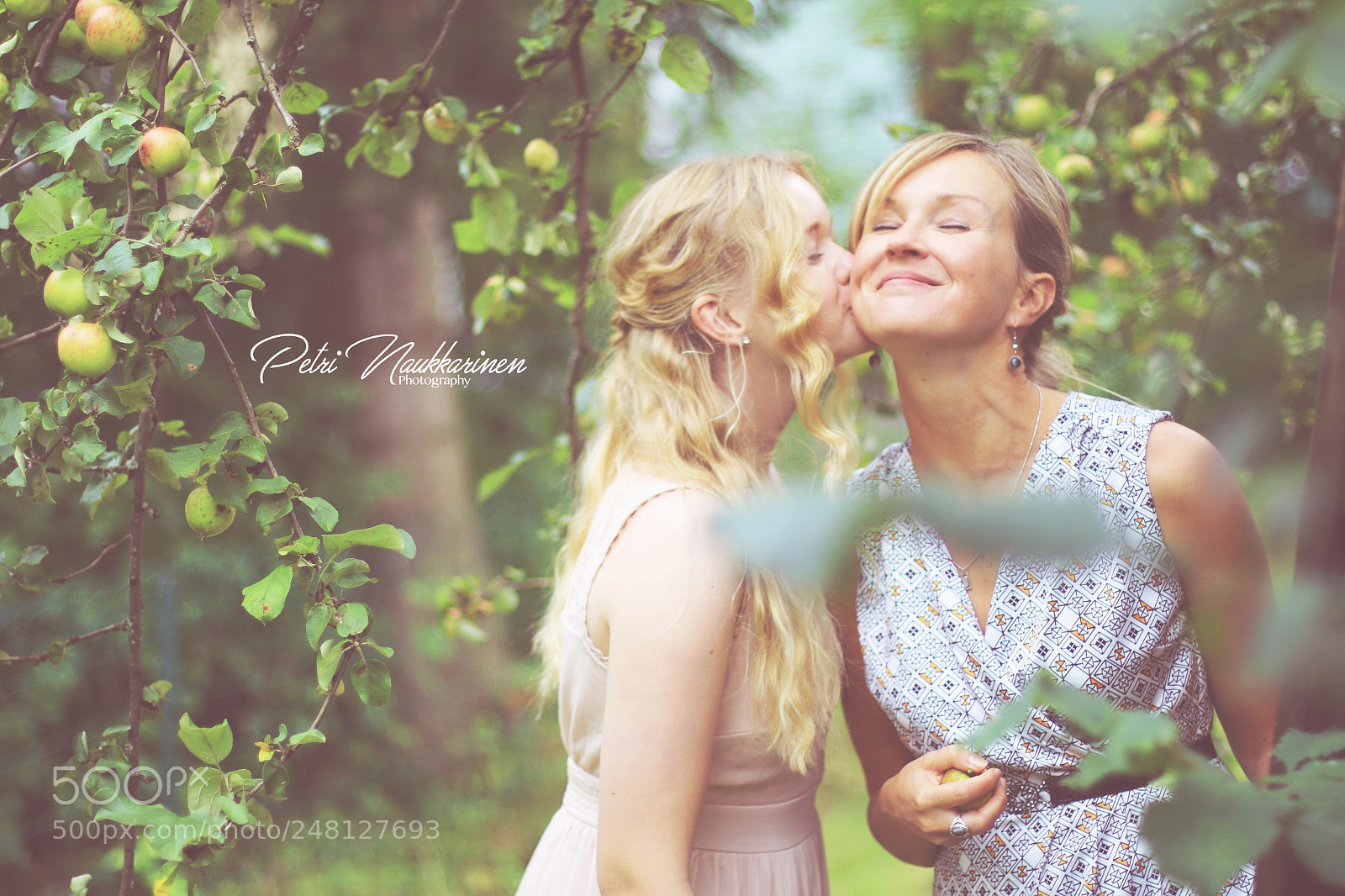 Canon EOS 7D Mark II sample photo. Kiss photography