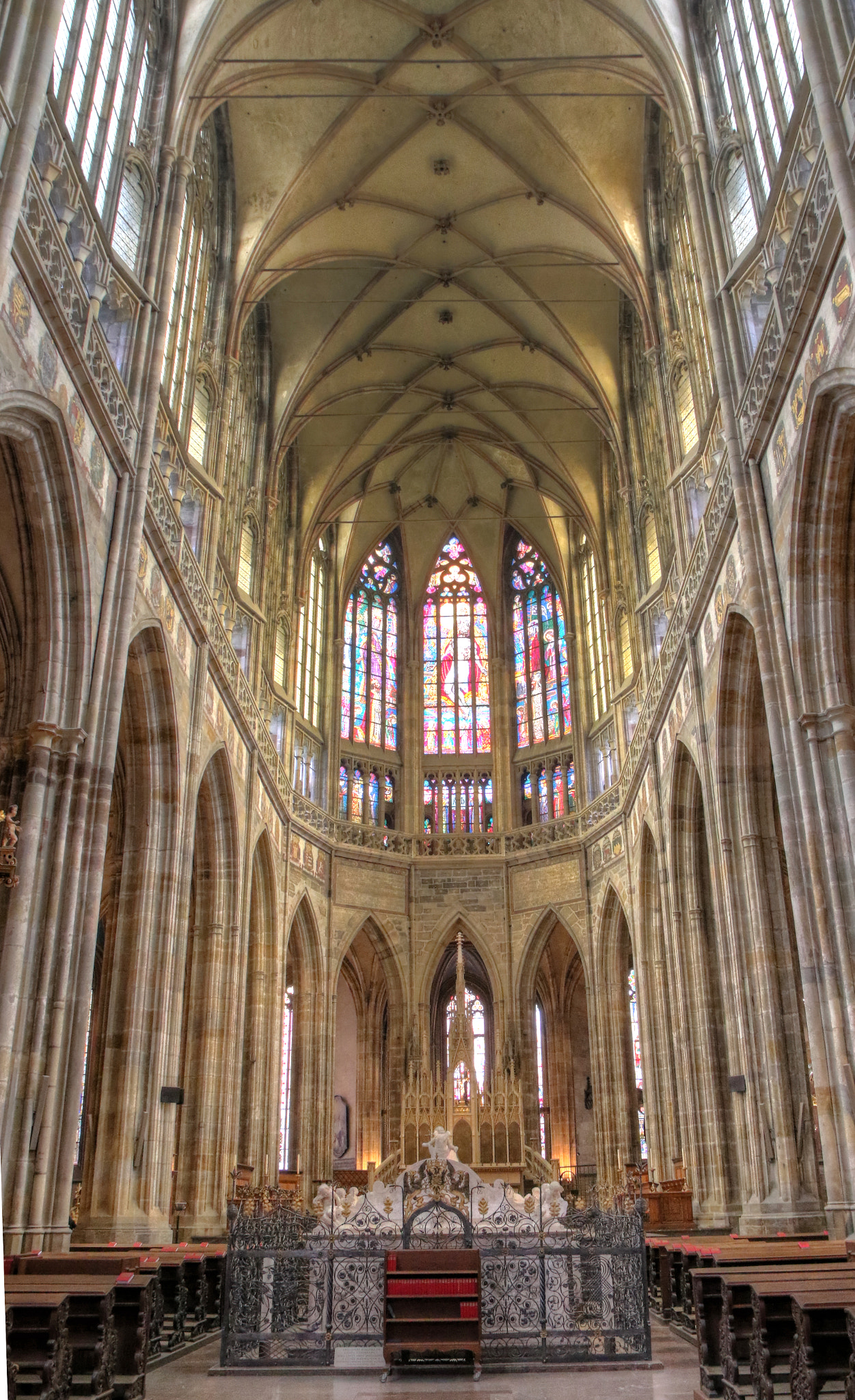 Canon EOS 7D Mark II + Sigma 17-70mm F2.8-4 DC Macro OS HSM sample photo. Prague cathedral photography