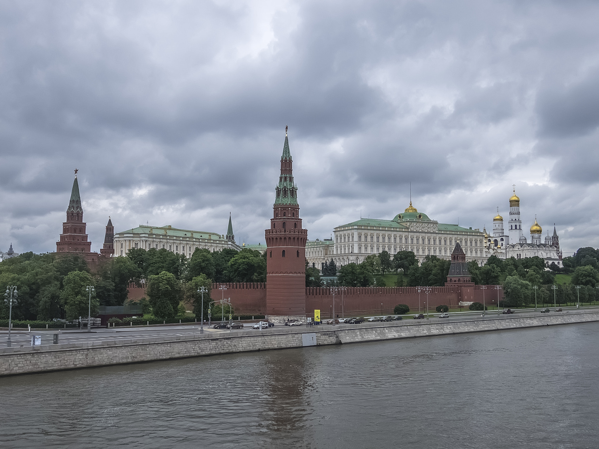 Fujifilm XQ1 sample photo. Kremlin embankment. moscow photography