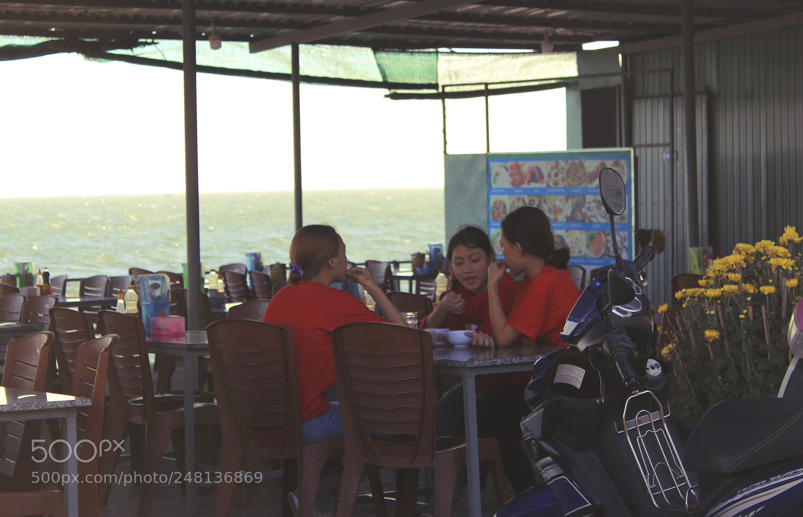 Canon EOS 550D (EOS Rebel T2i / EOS Kiss X4) sample photo. Diner at the sea photography