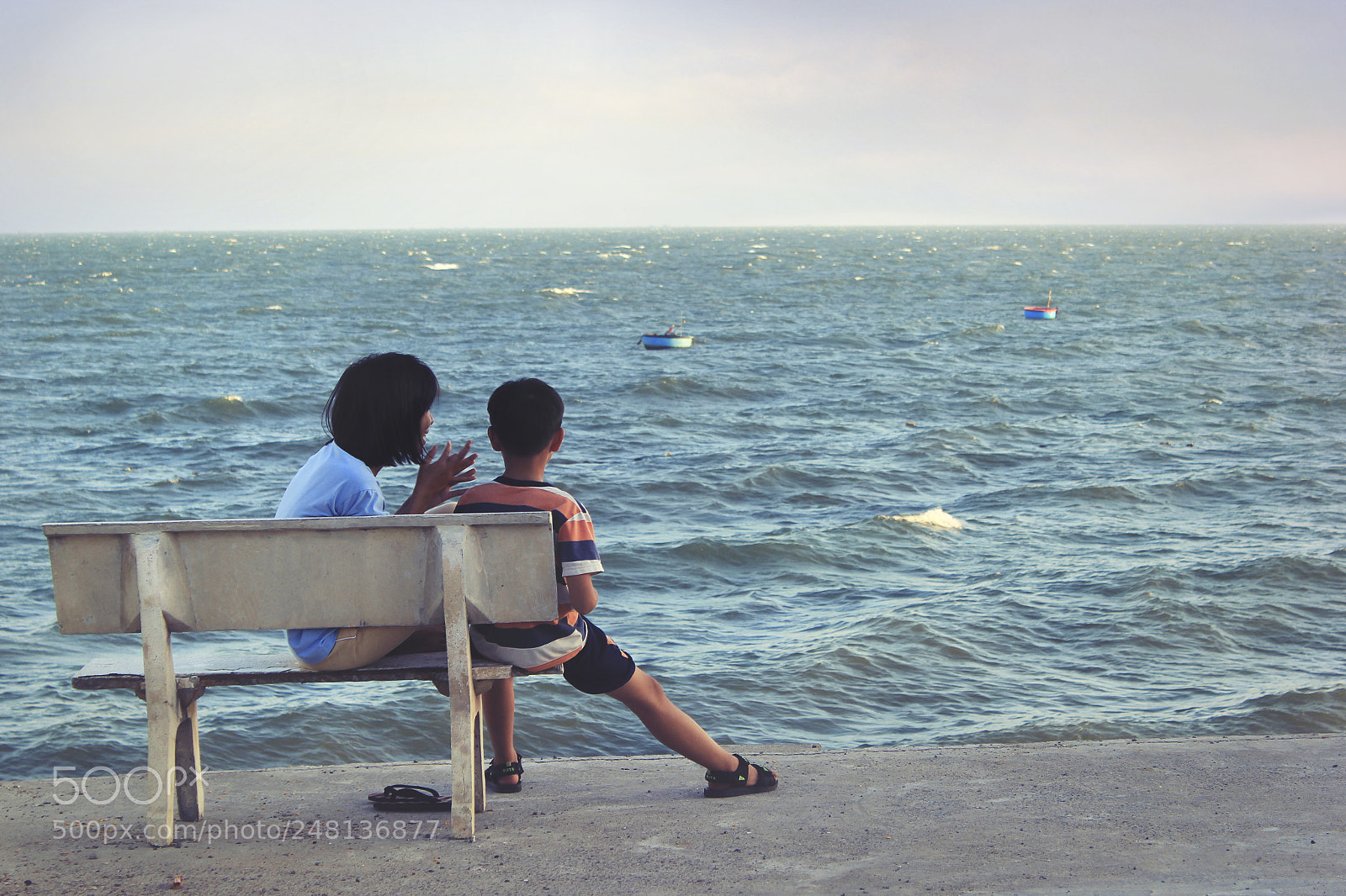 Canon EOS 550D (EOS Rebel T2i / EOS Kiss X4) sample photo. Watchinf the sea photography