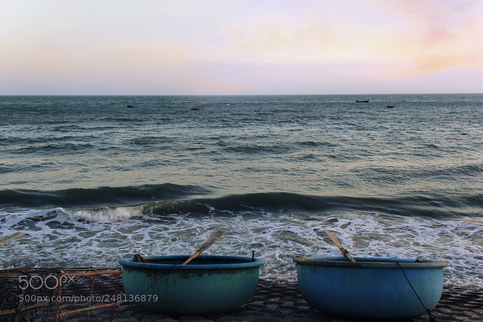 Canon EOS 550D (EOS Rebel T2i / EOS Kiss X4) sample photo. A boat that rocked photography