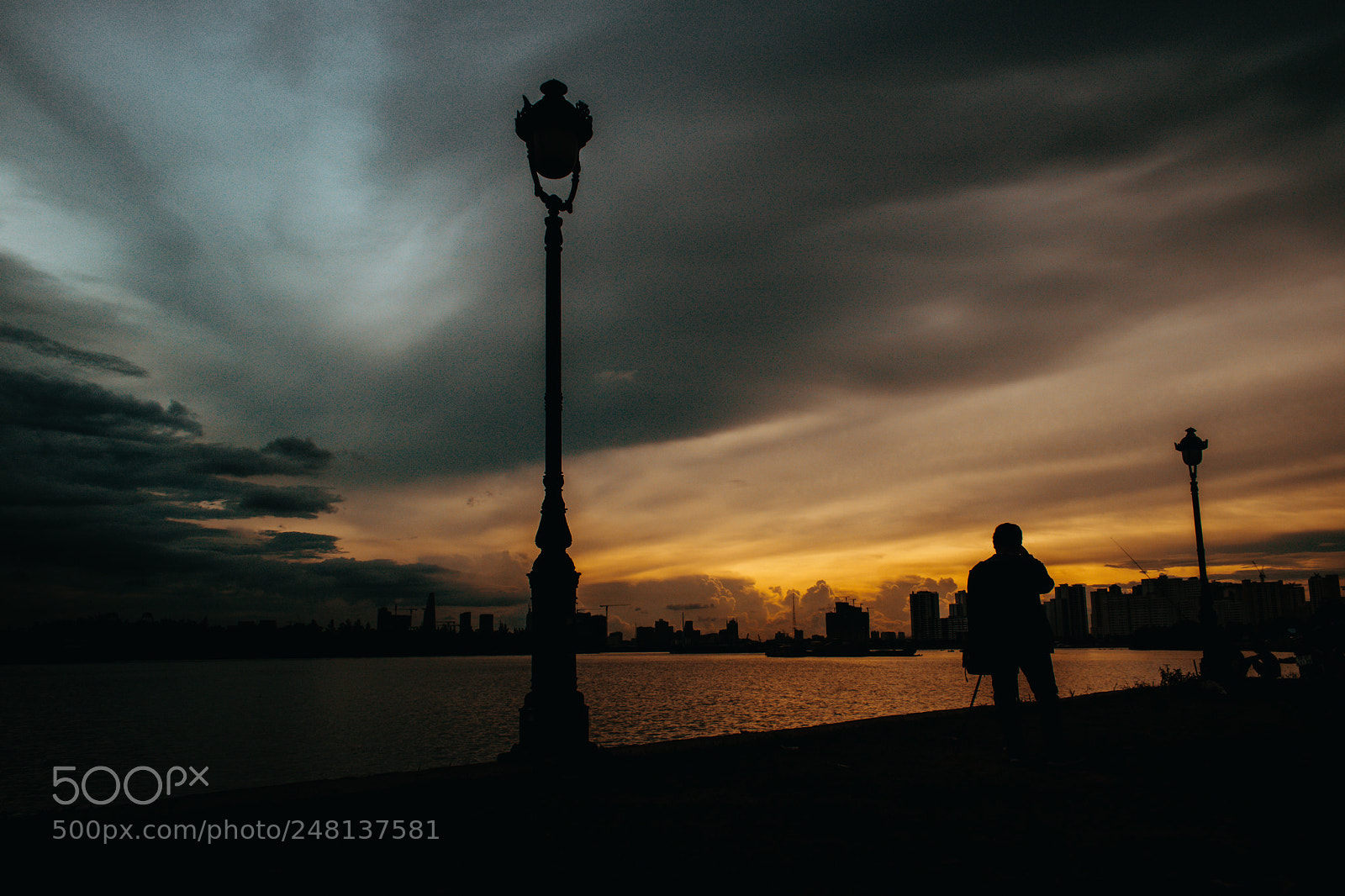Canon EOS 750D (EOS Rebel T6i / EOS Kiss X8i) sample photo. Saigon sunset silhouette photography