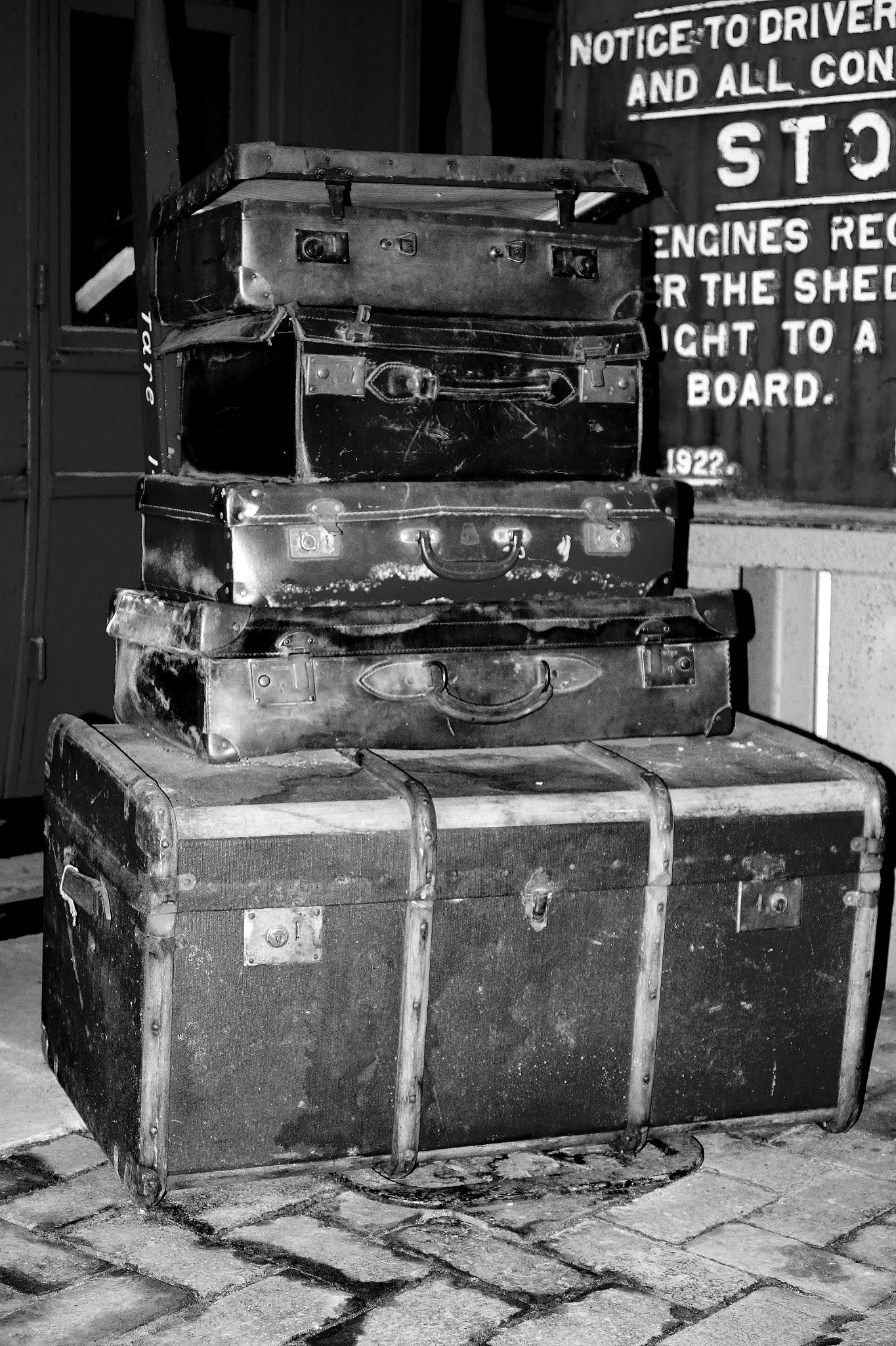Canon EOS 500D (EOS Rebel T1i / EOS Kiss X3) sample photo. Historic luggage photography