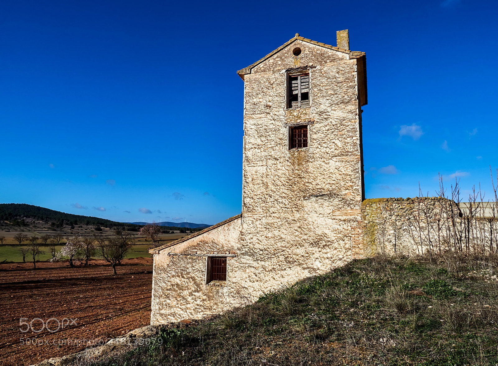 Olympus OM-D E-M1 Mark II sample photo. Abandoned house photography