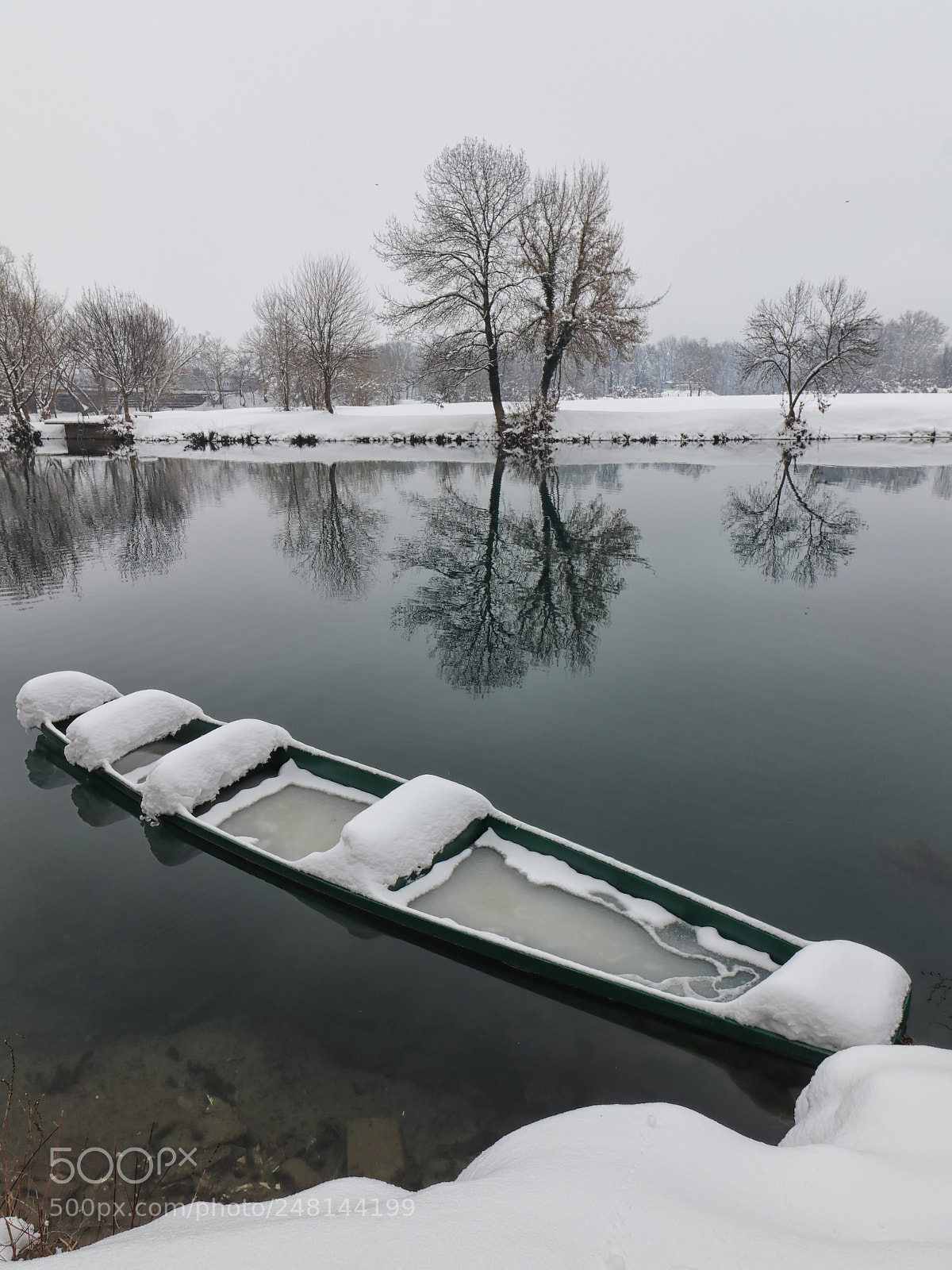 Canon EOS 77D (EOS 9000D / EOS 770D) sample photo. Snow on the boat photography