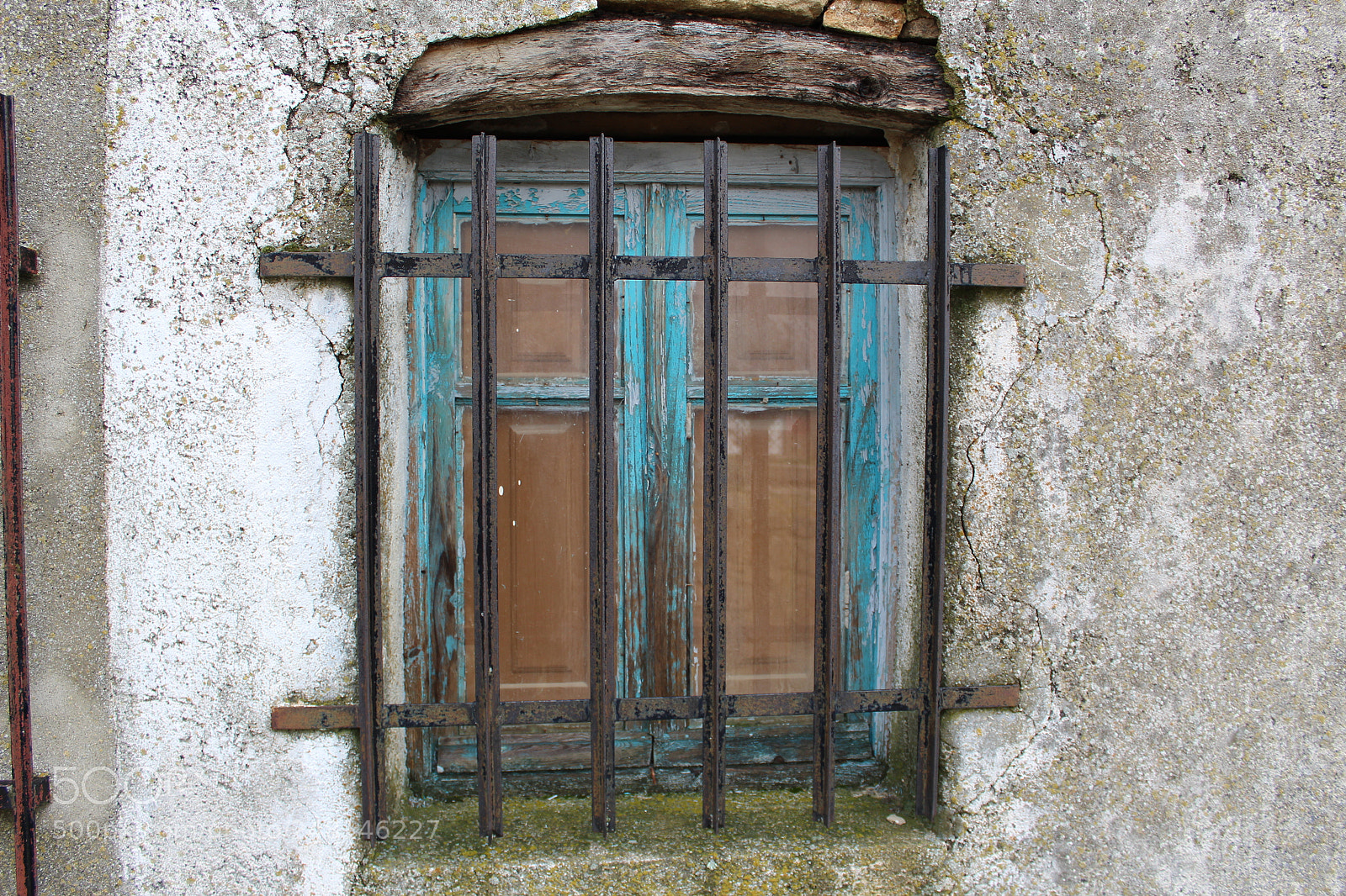 Canon EF-S 18-55mm F3.5-5.6 III sample photo. Ventana con reja en photography