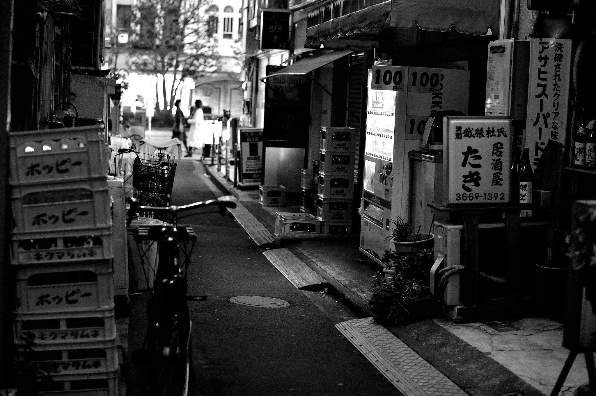 Nikon Df + Nikon AF-S Nikkor 58mm F1.4G sample photo. Ningyocho street photography