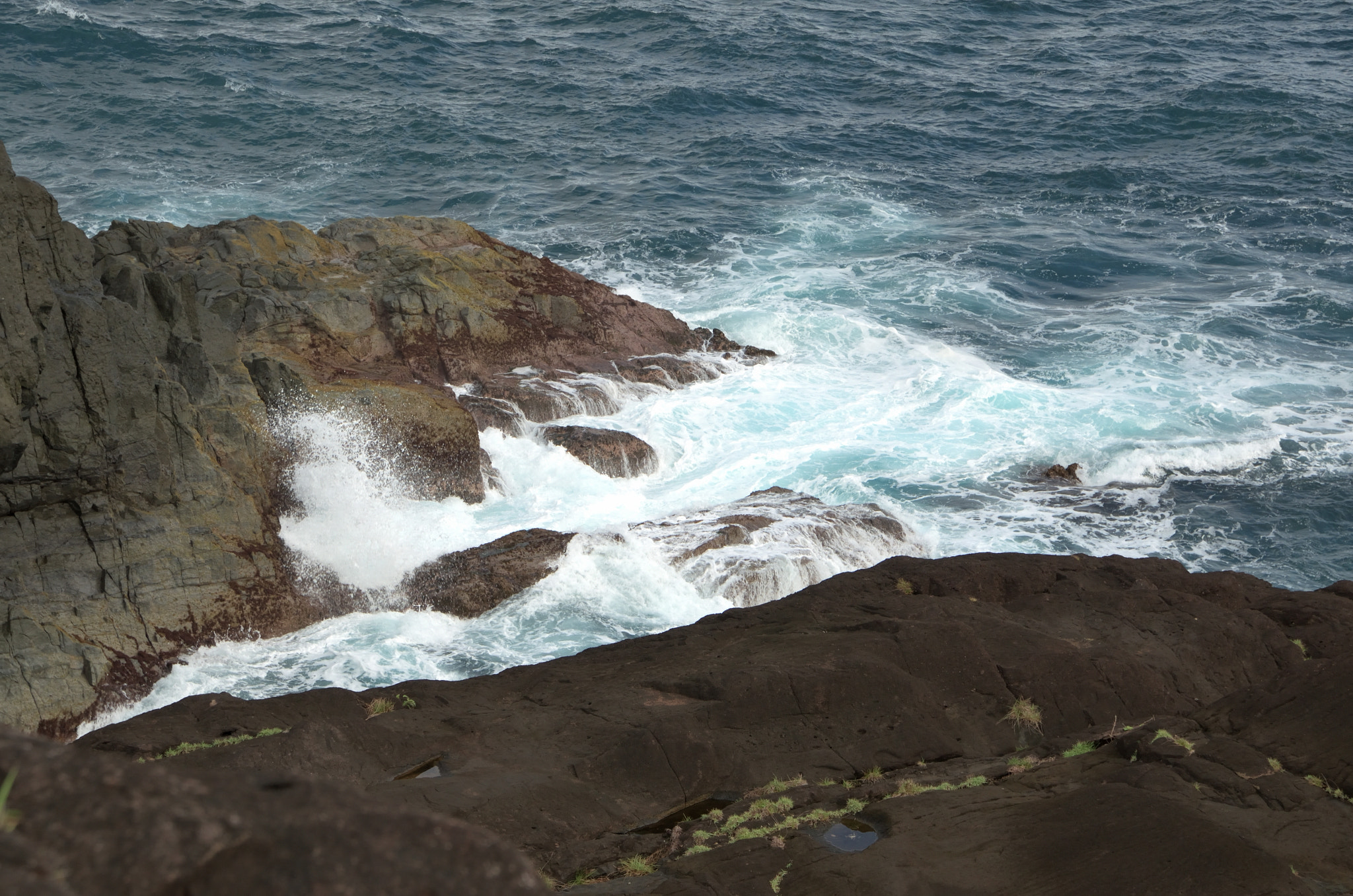 Nikon D5100 + Sigma 17-70mm F2.8-4 DC Macro OS HSM | C sample photo. Ocean versus rocks photography