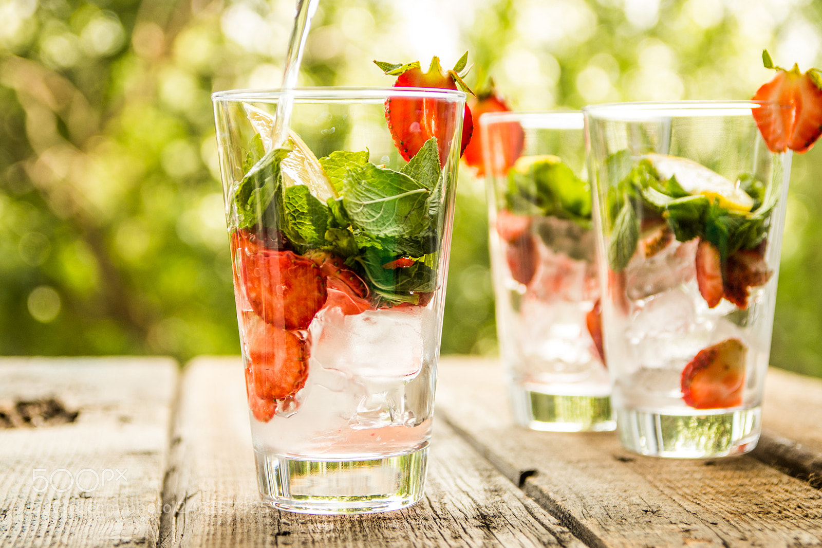 Canon EOS 600D (Rebel EOS T3i / EOS Kiss X5) sample photo. Fresh lemonade with strawbery photography