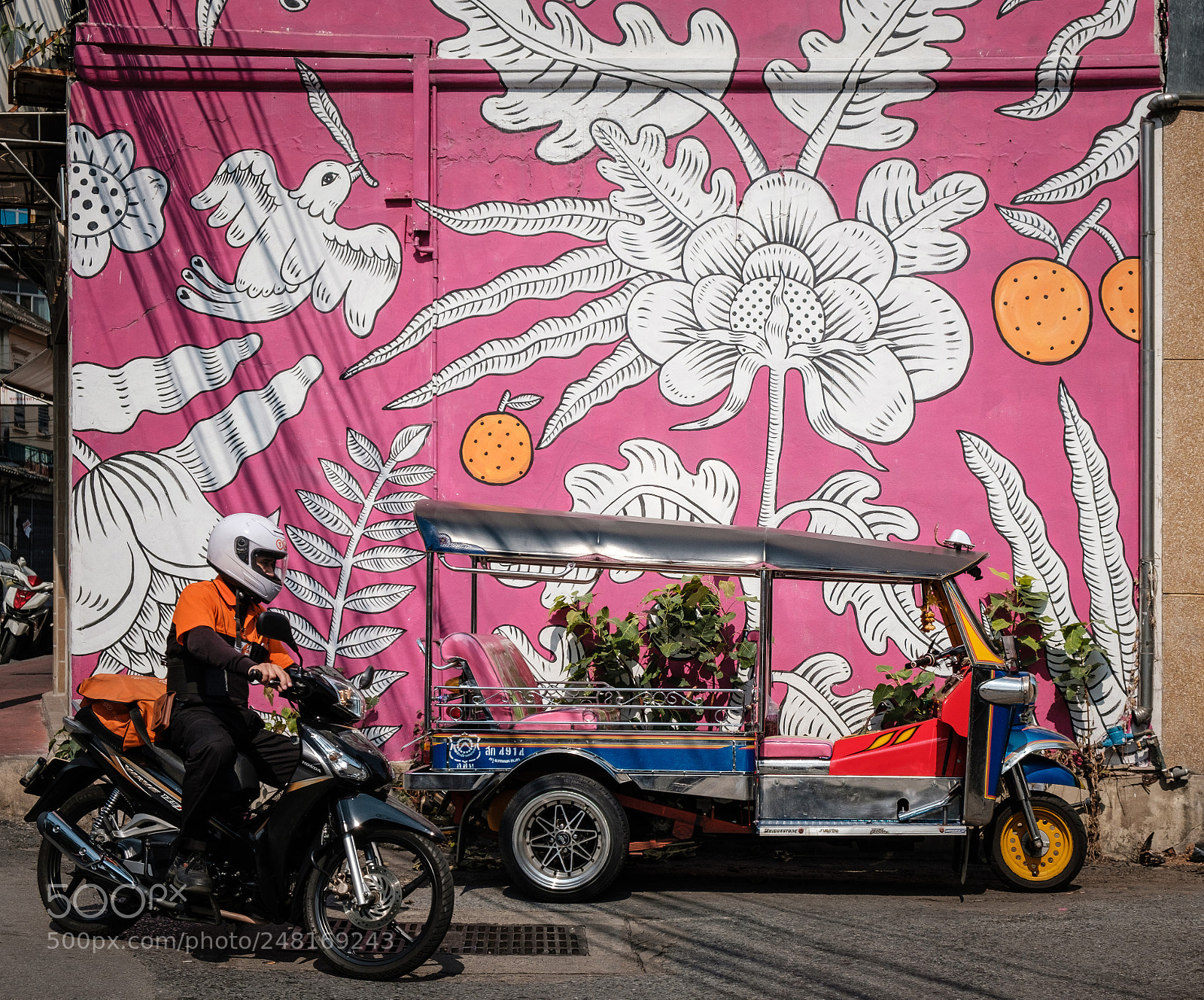 Fujifilm X-T2 sample photo. Tuk-tuk parked in bangkok photography
