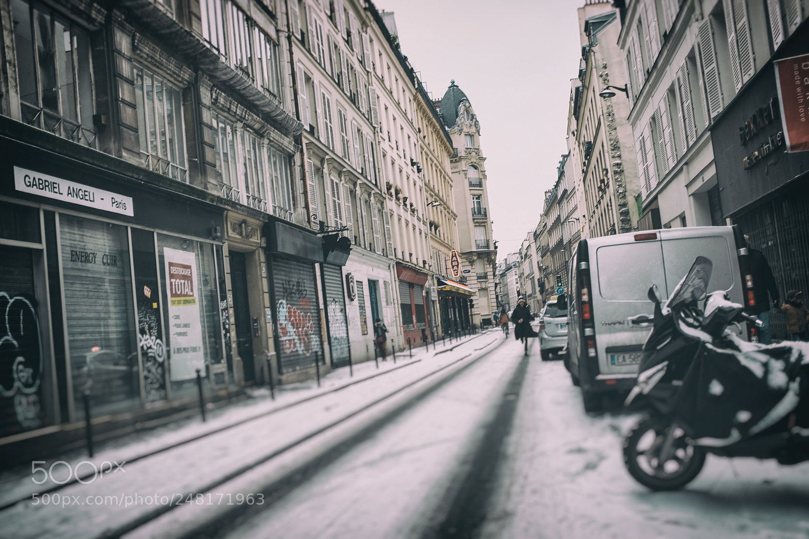 Fujifilm X100T sample photo. Paris snowy day girl photography