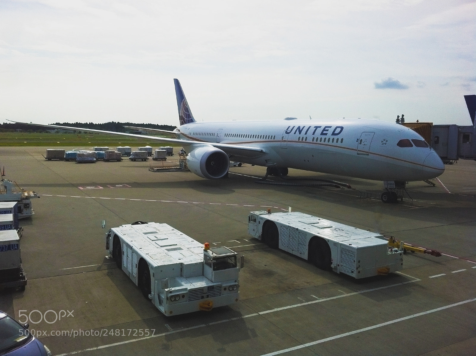 Apple iPhone 4 sample photo. United 787 parked outside photography