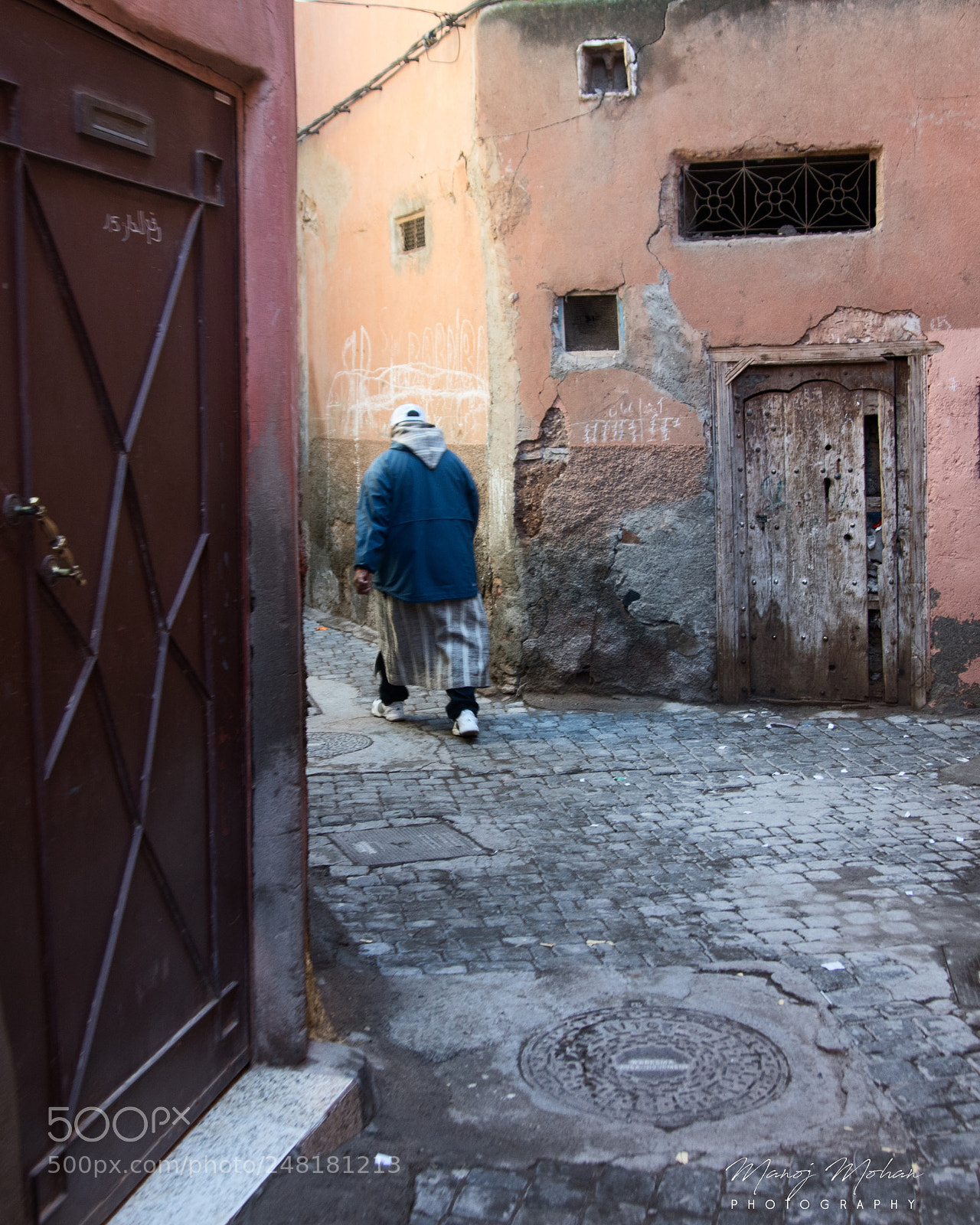 Sony ILCA-77M2 sample photo. Through narrow alleys photography