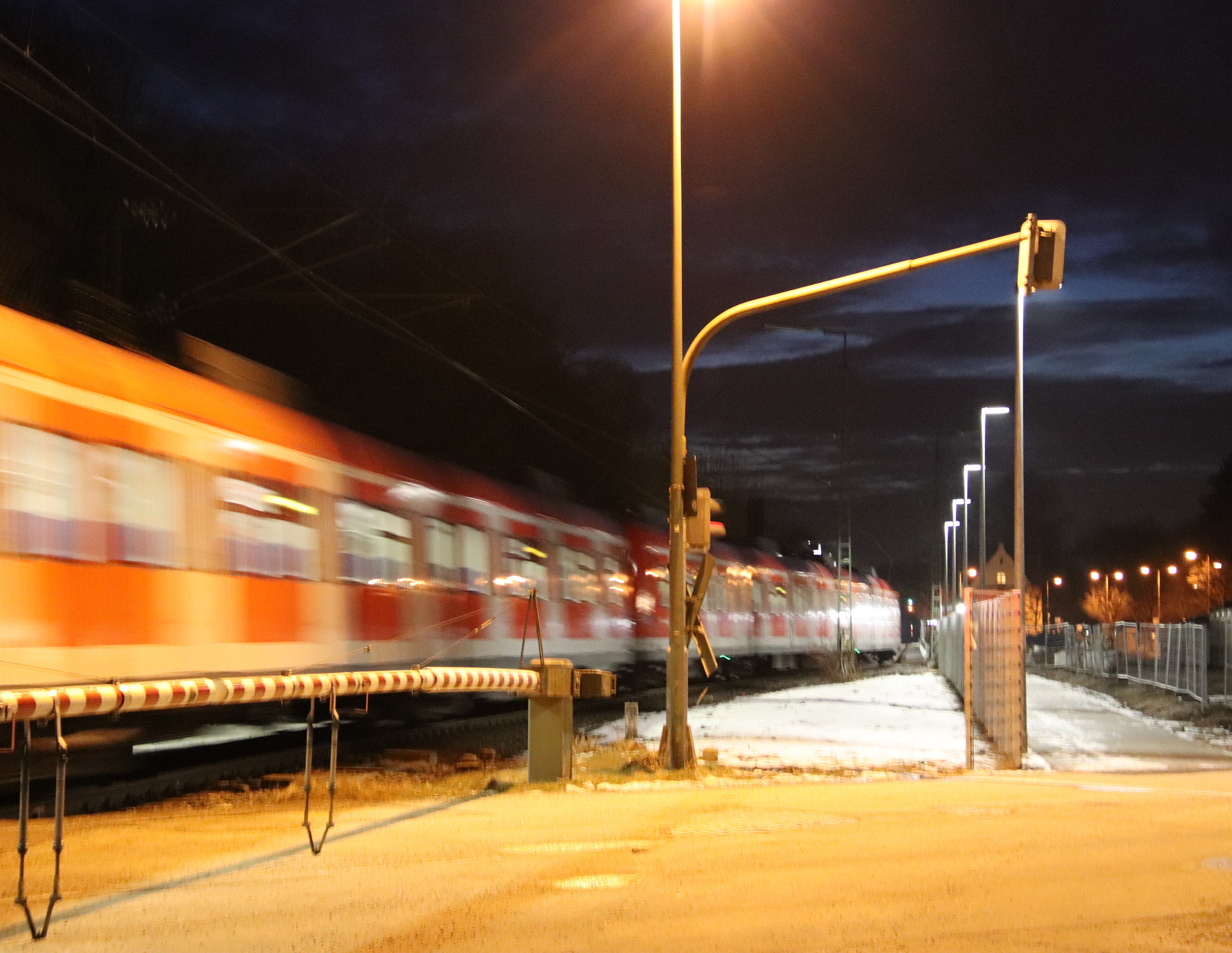 Canon EOS 77D (EOS 9000D / EOS 770D) sample photo. 18:54 i am late for my train! photography