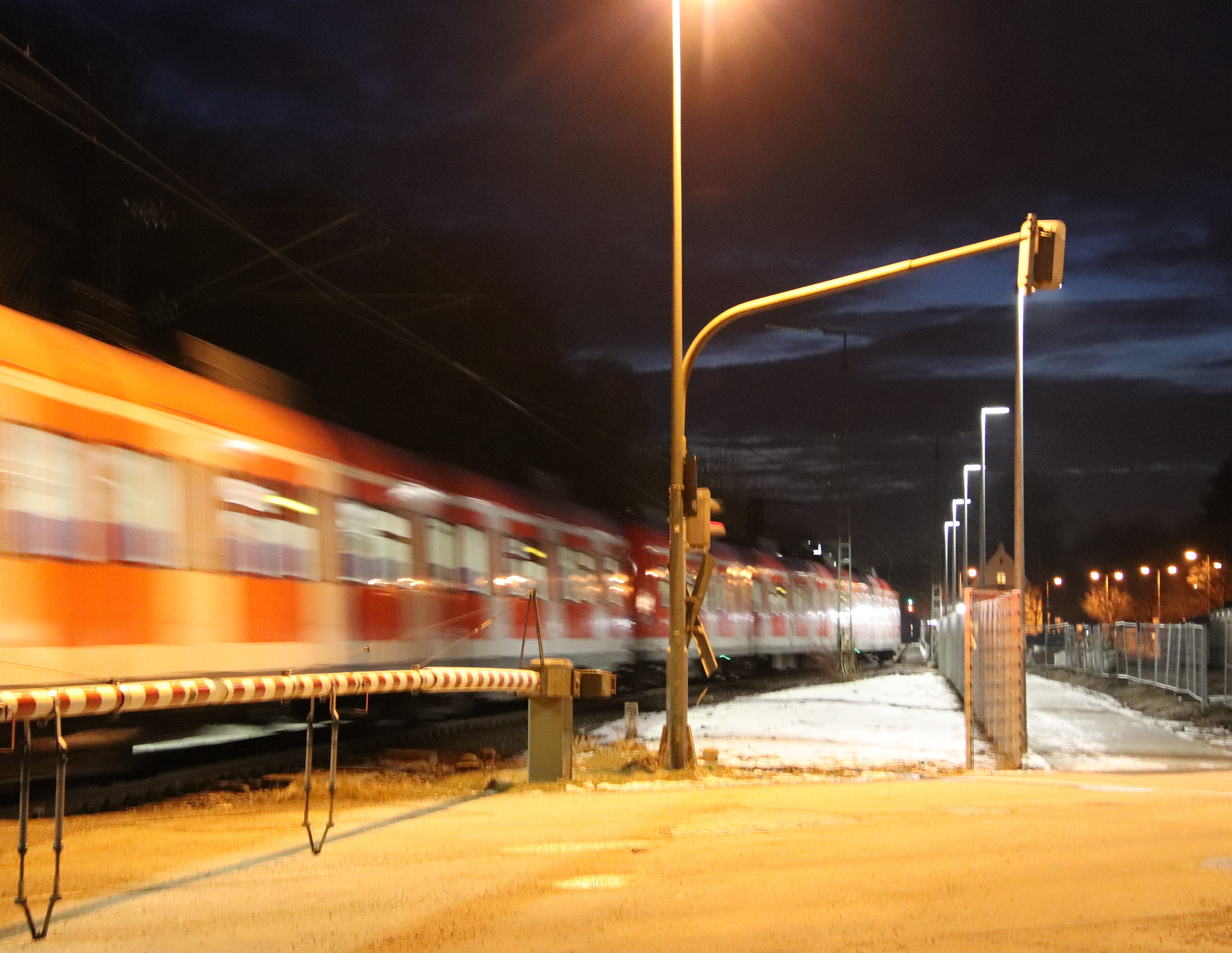 Canon EF 300mm F2.8L IS II USM sample photo. 18:54 i am late for my train! photography