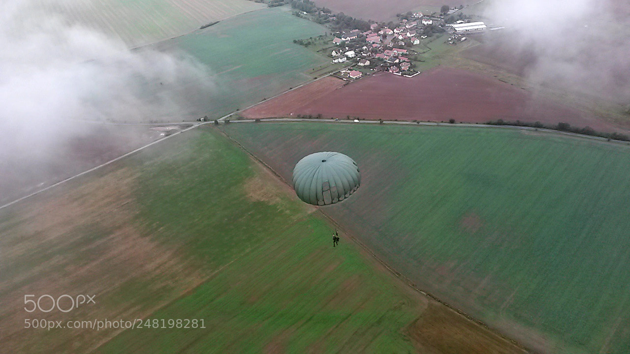 Samsung Galaxy S4 Mini sample photo. Parachute photography